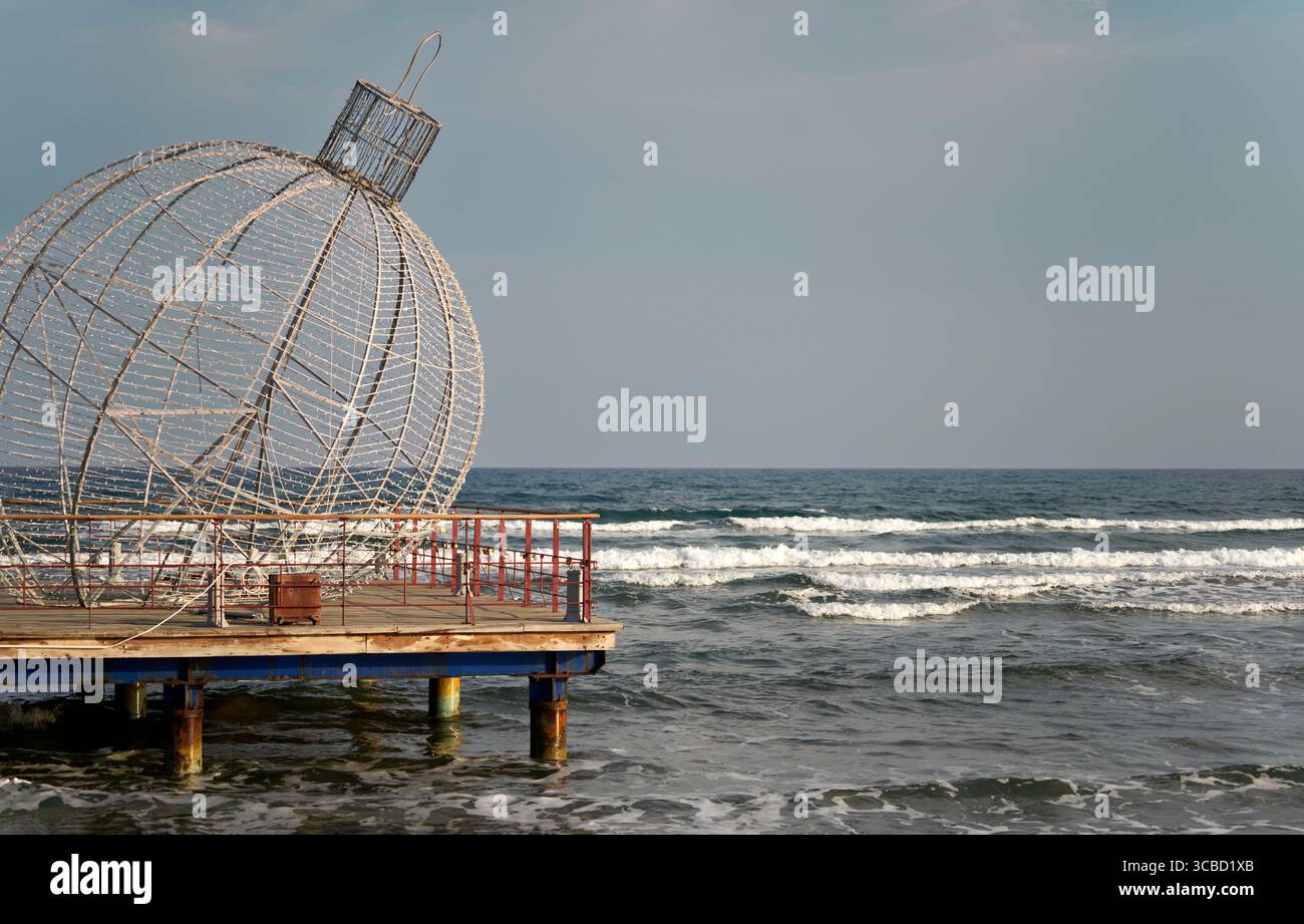 Decorazioni natalizie sulla spiaggia di Larnaca, Cipro Foto Stock