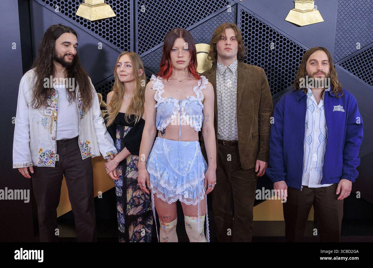 4 febbraio 2024, Los Angeles, California, Stati Uniti: (L-R) Hester Chambers, Joshua Omead Mobaraki, Rhian Teasdale, Henry Holmes ed Ellis Durand dei Wet Leg sul Red carpet ai 66° Grammy Awards tenuti al Crypto.com Arena di Los Angeles, California domenica 4 febbraio 2024. JAVIER ROJAS/PI (immagine di credito: © PI via ZUMA Press Wire) Foto Stock