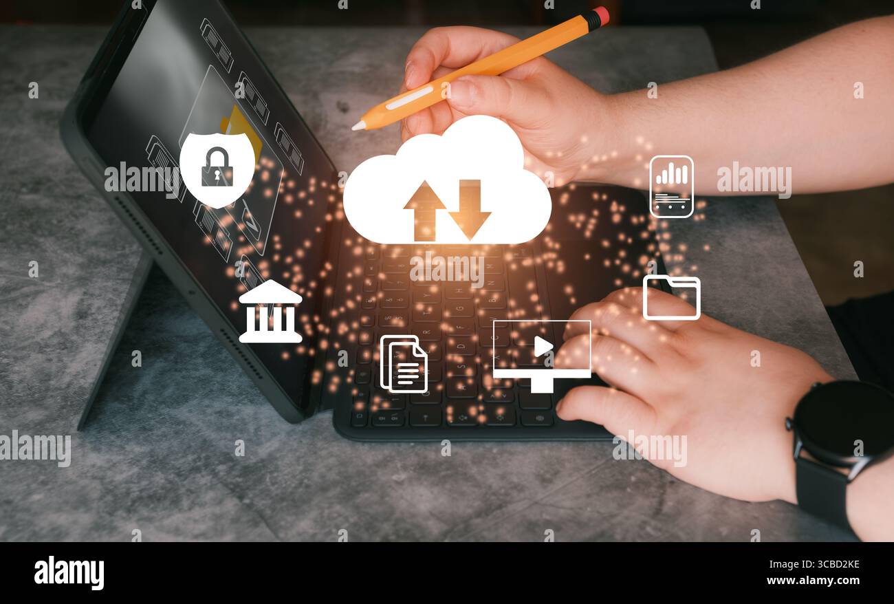 Donna usa un notebook con un'interfaccia grafica per il cloud computing. Archiviazione dei dati online. Concetto di servizio di rete. Foto Stock