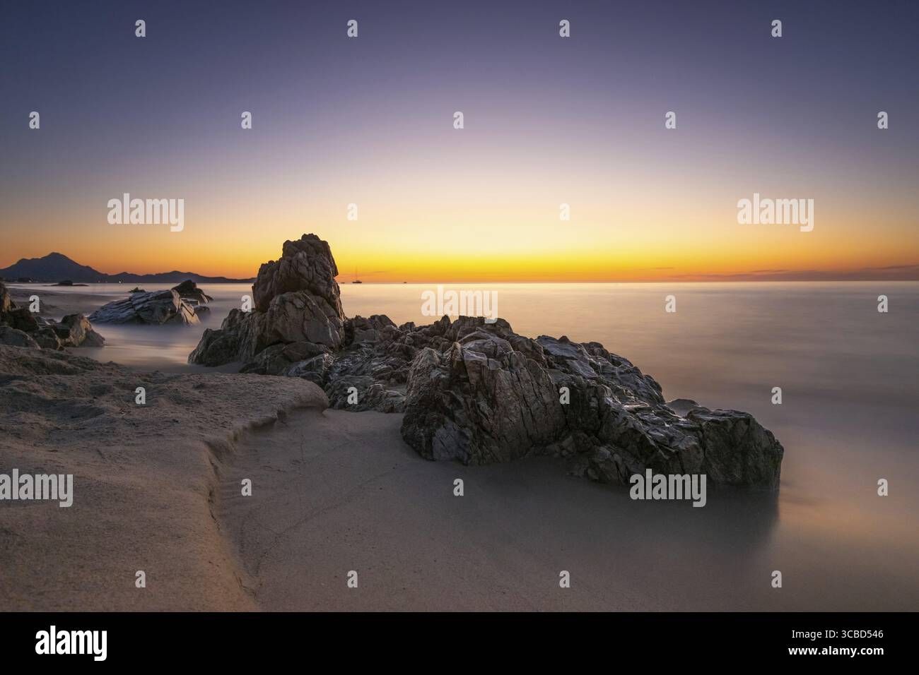 Il sole sorge sulla Costa Rei, un tratto di costa dell'isola mediterranea italiana della Sardegna, Monte Nai, Costa Rei, Sardegna, Italia Foto Stock
