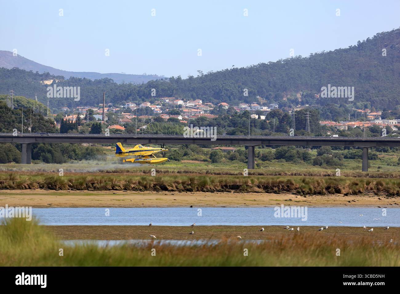 Viana do Castelo, Portogallo - 29 luglio 2025: Trattore Yellow Air AT-802F Fire Boss EC-MML velivolo anfibio antincendio che sale dopo aver preso l'acqua Foto Stock