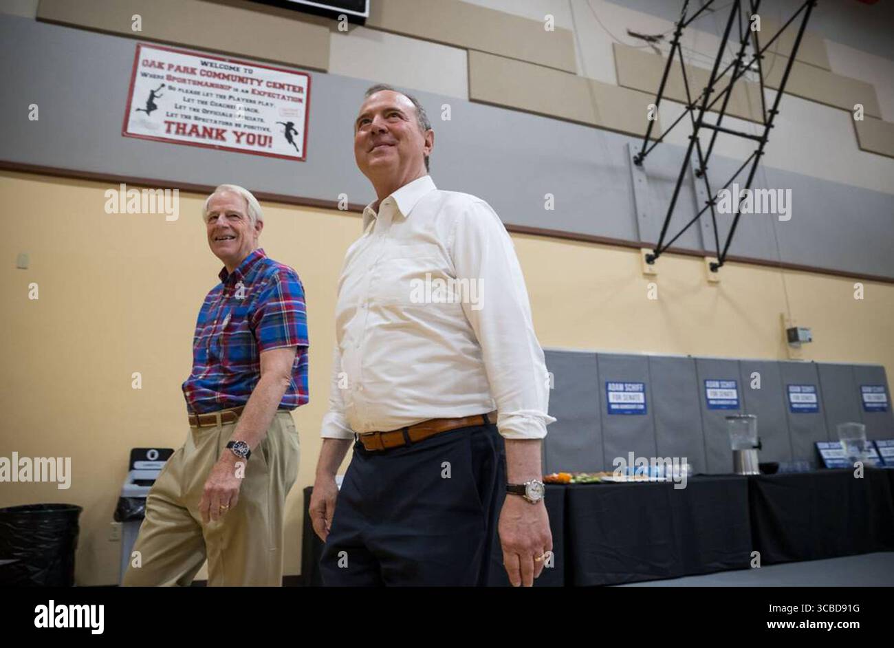 2 novembre 2023: Il rappresentante degli Stati Uniti Adam Schiff, a destra, cammina verso il pubblico accompagnato dall'ex assemblea della California Roger Dickinson, che in seguito lo presentò ad un evento municipale ospitato dalle donne democratiche della contea di Sacramento venerdì 4 agosto 2023, all'Oak Park Community Center di Sacramento. Schiff sta facendo campagna per occupare il seggio del defunto senatore Dianne Feinstein, attualmente detenuto dal neo nominato senatore Laphonza Butler, che non è in corsa per un mandato completo. (Immagine di credito: © Xavier MascareÃÂ±AS/The Sacramento Bee via ZUMA Press Wire) Foto Stock
