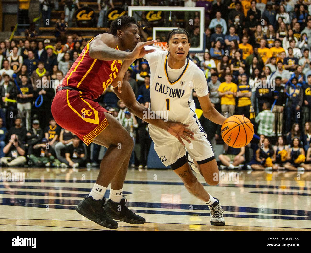 7 febbraio 2024 Berkeley, CA U.S.A., la guardia californiana Rodney Brown Jr. (1) va al cerchio durante la partita di pallacanestro NCAA MenÃ¢â‚¬â„¢tra USC Trojans e i California Golden Bears. La California ha battuto la USC 83-77 ai tempi supplementari all'Haas Pavilion. Thurman James / CSM (immagine di credito: © Thurman James/CSM via ZUMA Press Wire) Foto Stock