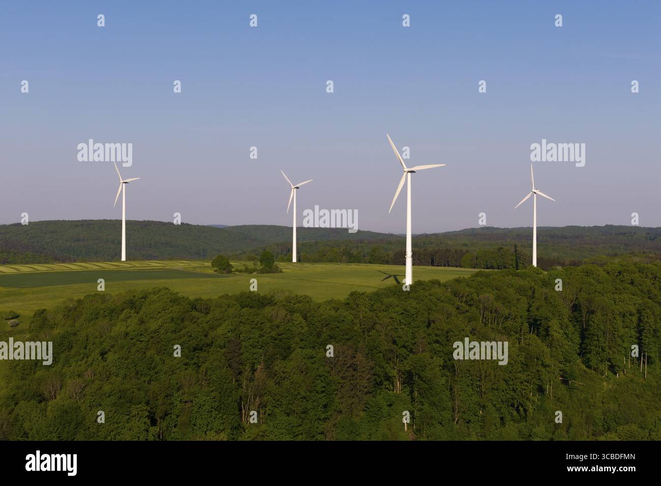 Paesaggio verde con turbine eoliche, circondato dalla foresta, vicino a Westerheim, Svevia Alb, Baden-Wuerttemberg, Germania Foto Stock