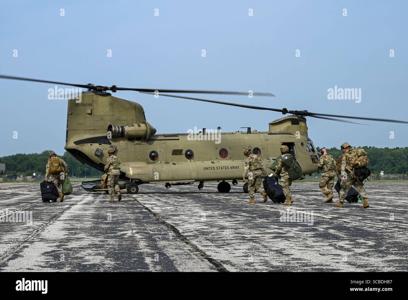 U.S. Airmen provenienti da varie installazioni assegnate alla 22nd Air Task Force si avvicinano a un CH-47 Chinook assegnato alla Bravo Company, 3-238th General Support Foto Stock