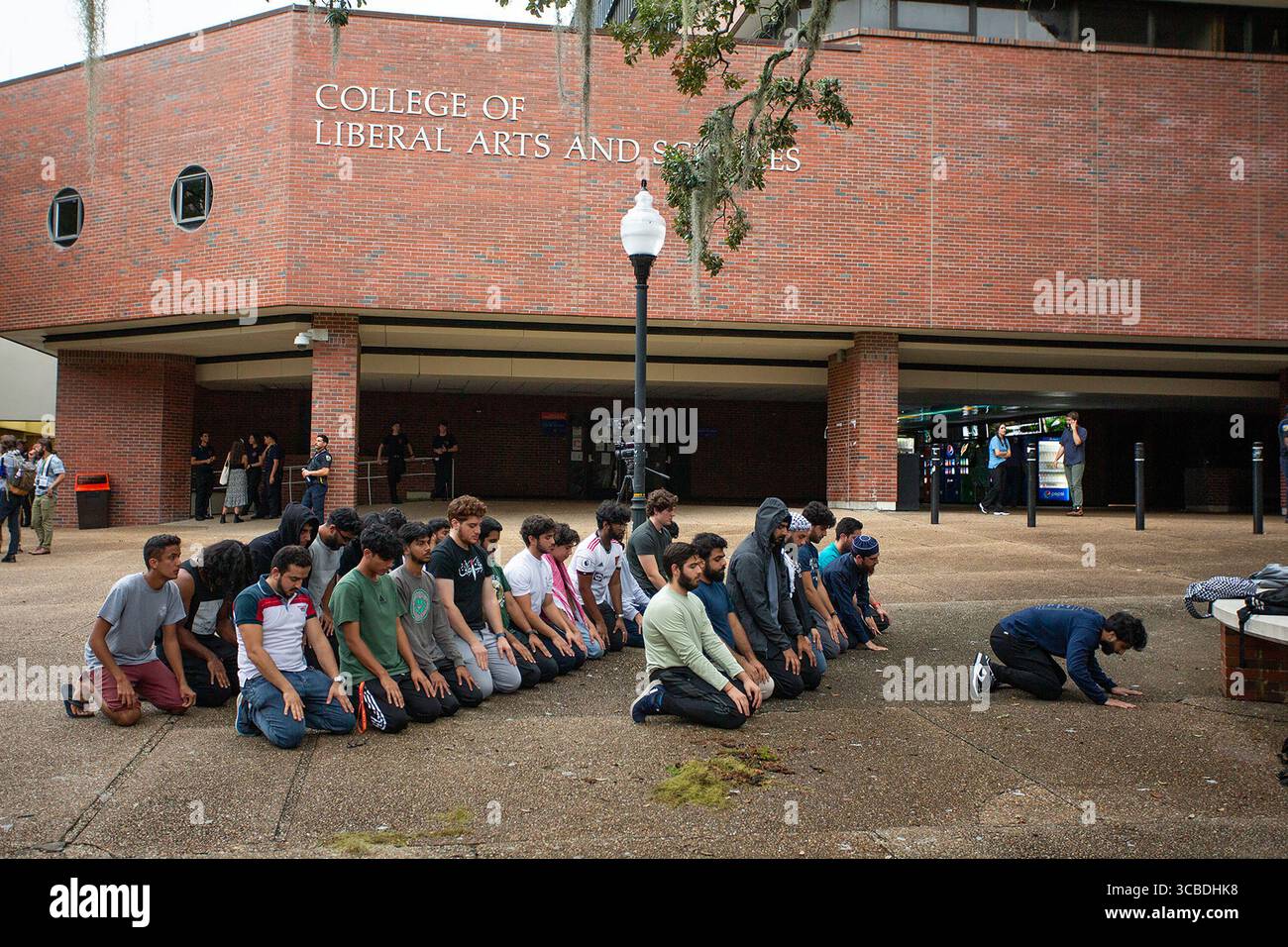 10 novembre 2023, Gainesville, Florida, Stati Uniti: Gli studenti si riuniscono presso l'Università della Florida Turlington Hall per pregare dopo un teach-in organizzato dagli studenti per la giustizia in Palestina per parlare del conflitto tra Israele e Hamas il 12 ottobre 2023, a Gainesville, Florida. (Immagine di credito: © Luis Santana/Tampa Bay Times tramite ZUMA Press Wire) Foto Stock