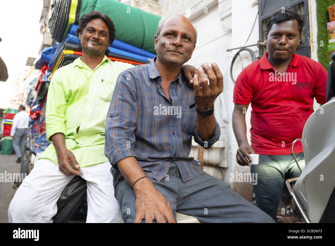 Streets of Mumbai, Masjid Bunder, India, piccole imprese e lavoratori in baraccopoli, gruppo di persone, 04.03.2025 Foto Stock