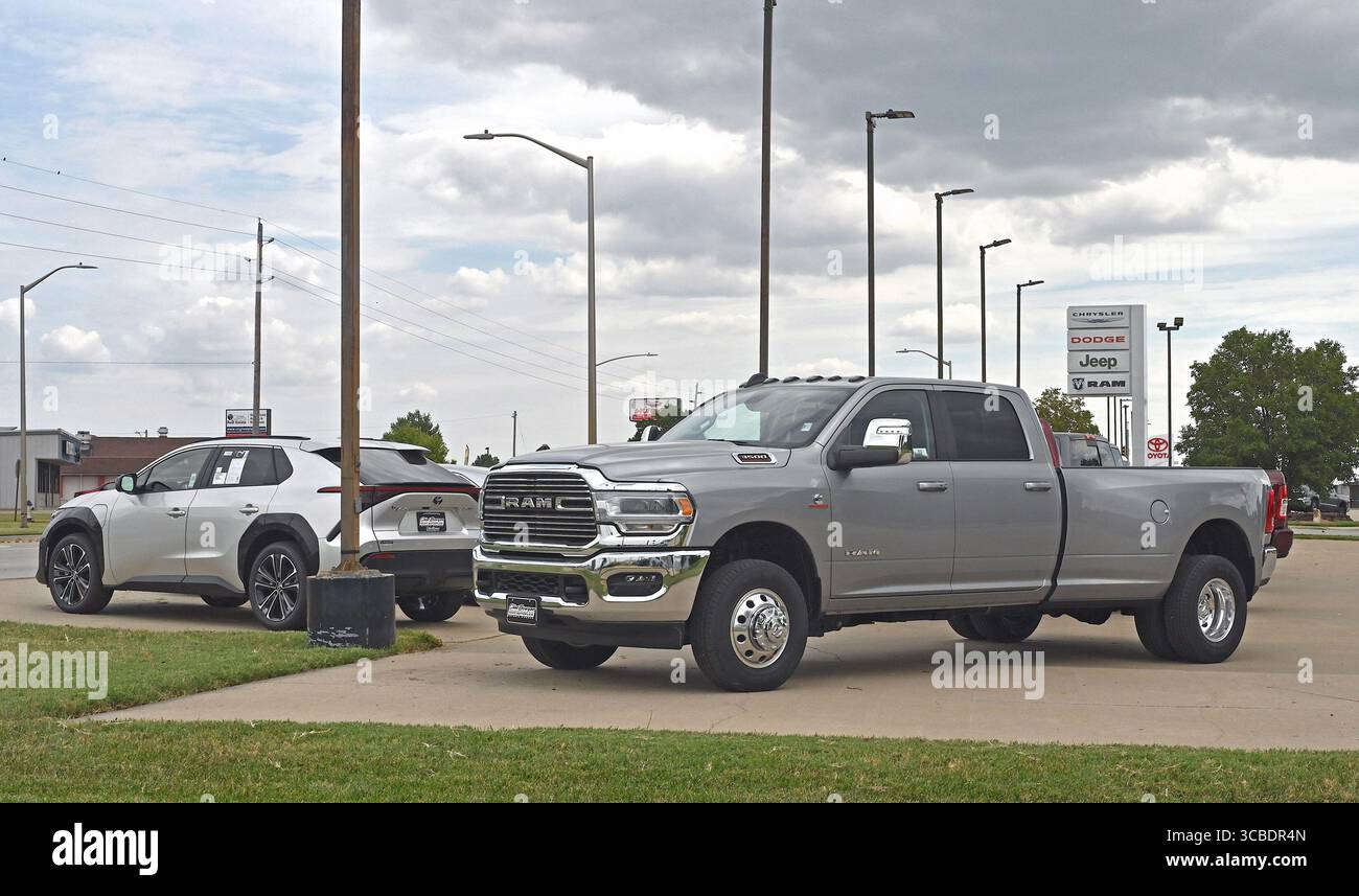 15 settembre 2023, Empoira, Kansas, Stati Uniti: Dodge RAM pick up Truck in vendita presso la concessionaria Clint Bowyer Autoplex (immagine di credito: © Mark Reinstein/ZUMA Press Wire) Foto Stock 15 settembre 2023, Empoira, Kansas, Stati Uniti: Dodge RAM pick up Truck in vendita presso la concessionaria Clint Bowyer Autoplex (immagine di credito: © Mark Reinstein/ZUMA Press Wire) Foto Stock