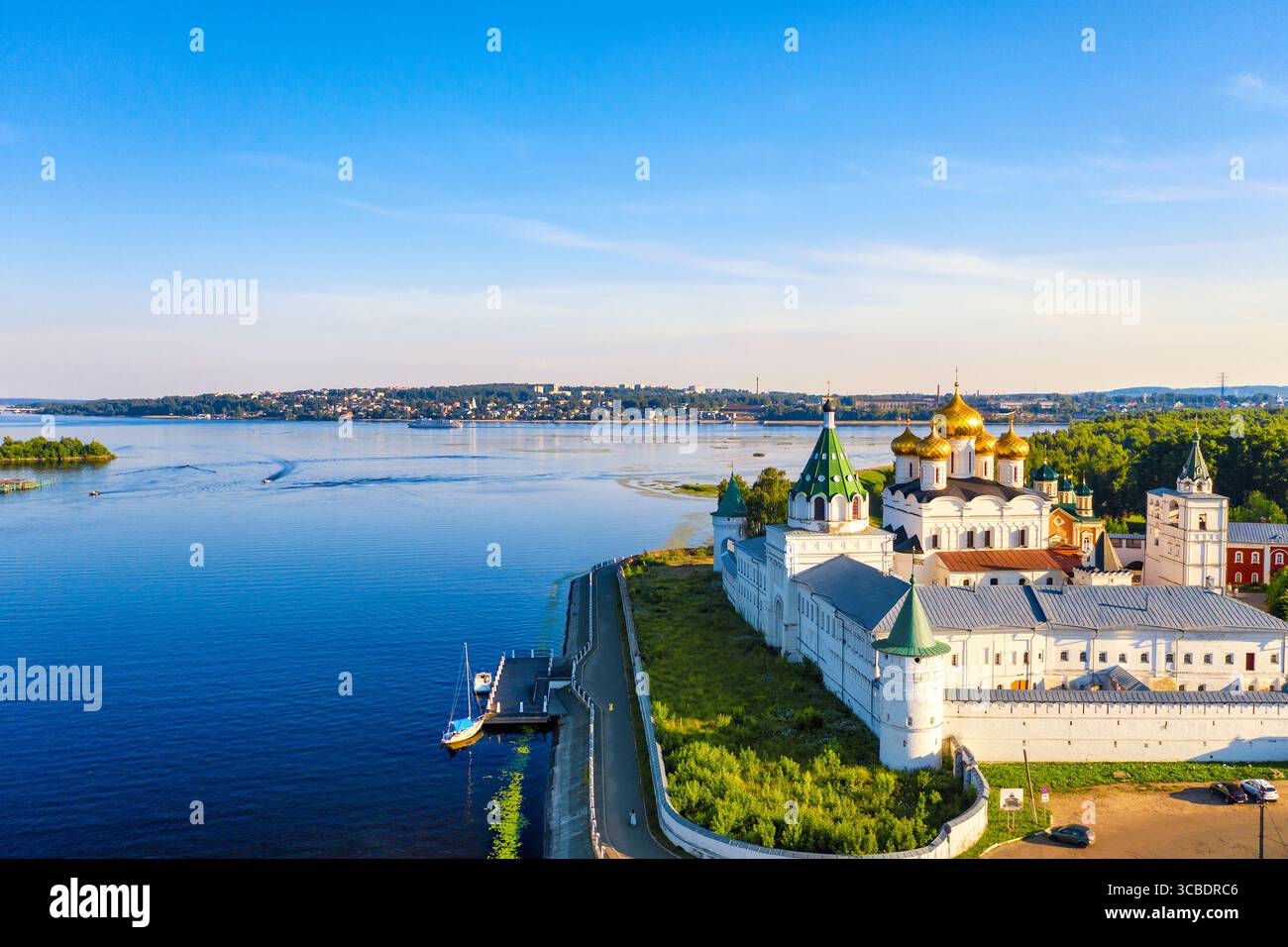 Vista aerea dal drone del monastero ortodosso della Santissima Trinità di Ipatievsky durante l'estate con il fiume Volga a Kostroma, Russia Foto Stock
