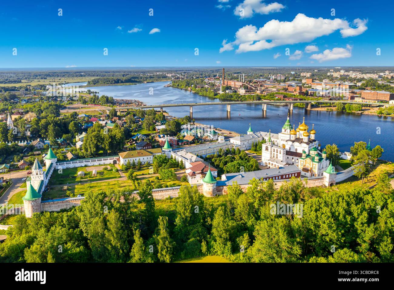 Vista aerea dal drone del monastero ortodosso della Santissima Trinità di Ipatievsky durante l'estate con il fiume Volga a Kostroma, Russia Foto Stock