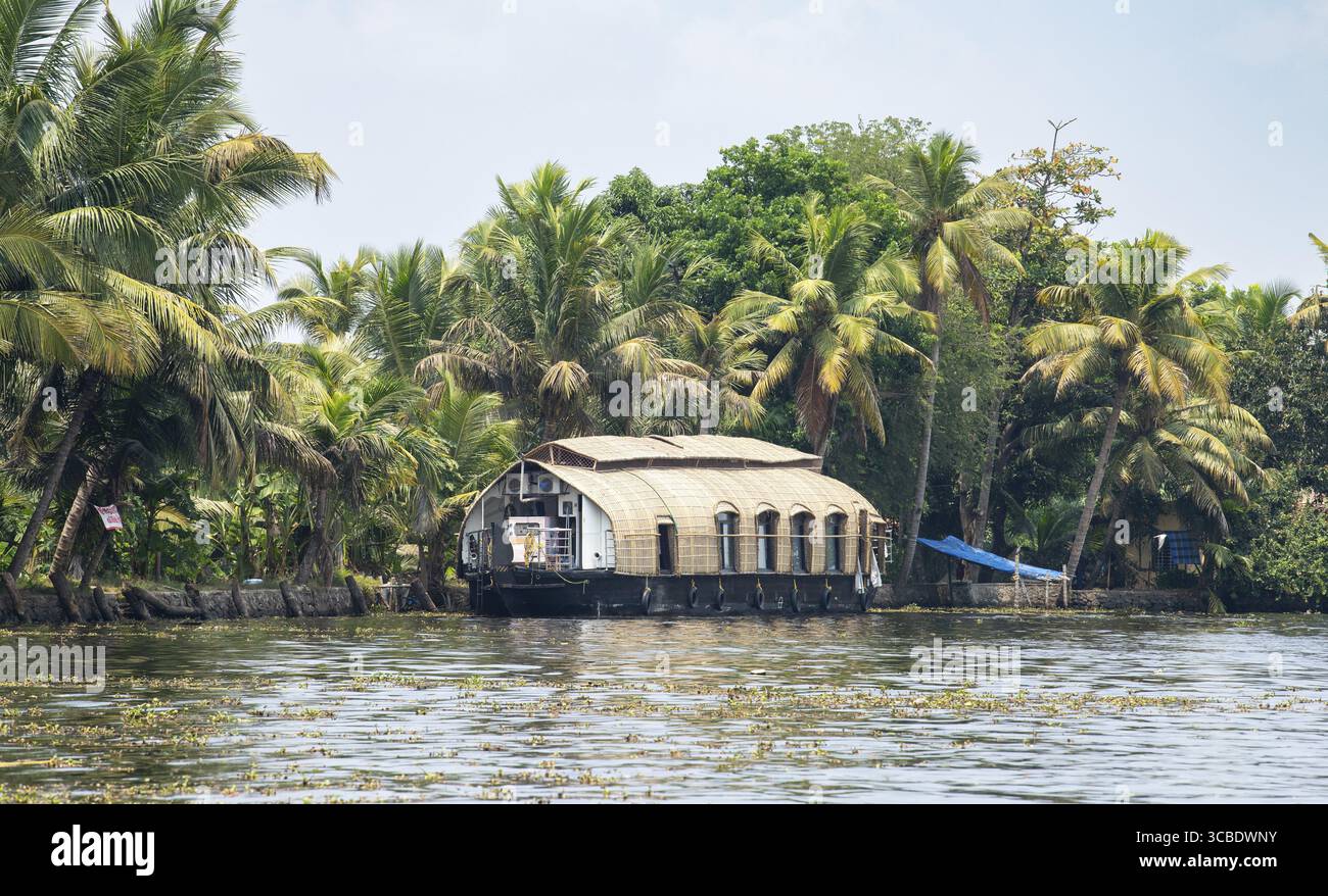 Acque secondarie di Alleppey in India, case galleggianti di Alappuzha sul canale navigabile, piccolo canale del Mare di Laccadive, terra Tarshish del Kerala, corpo d'acqua sereno Foto Stock