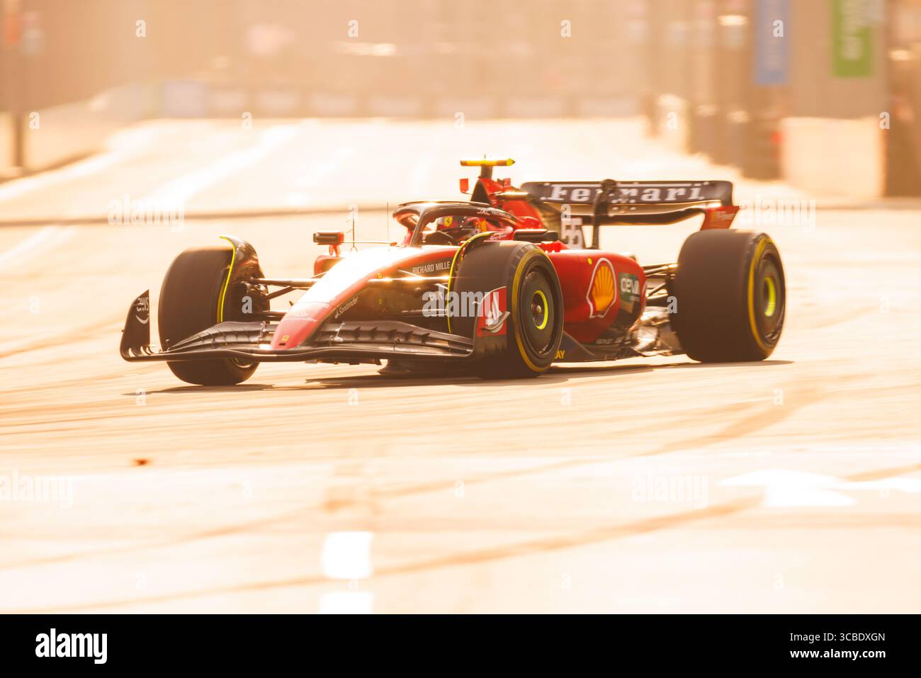 16 settembre 2023, Singapore, Singapore: Carlos Sainz di Spagna guida la Ferrari SF-23 (55) durante le prove finali davanti al Gran Premio di F1 di Singapore al Marina Bay Street Circuit. (Immagine di credito: © George Hitchens/SOPA Images via ZUMA Press Wire) Foto Stock