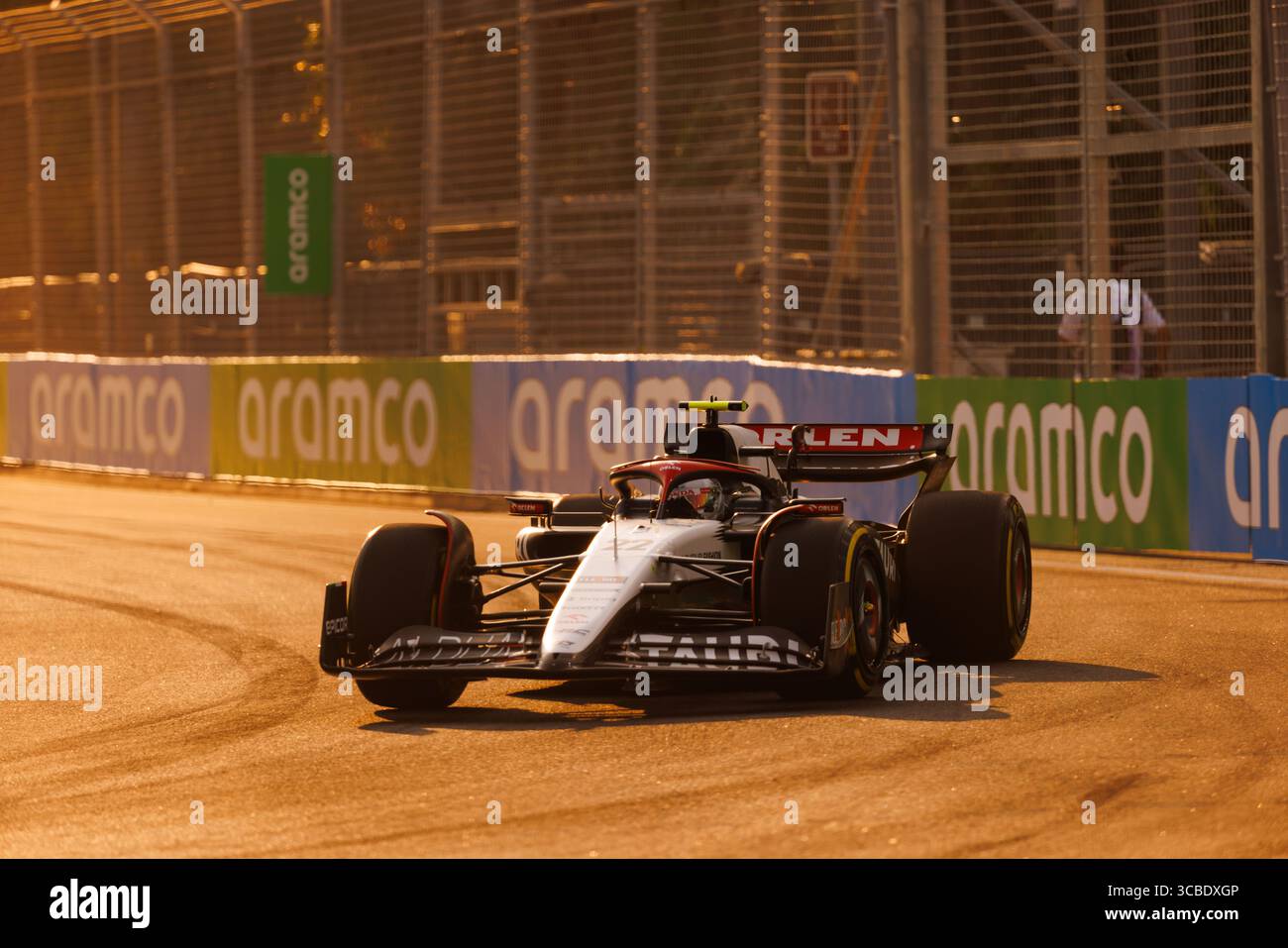 16 settembre 2023, Singapore, Singapore: Yuki Tsunoda del Giappone guida la (22) Scuderia AlphaTauri AT04 durante le prove finali davanti al Gran Premio di F1 di Singapore al Marina Bay Street Circuit. (Immagine di credito: © George Hitchens/SOPA Images via ZUMA Press Wire) Foto Stock