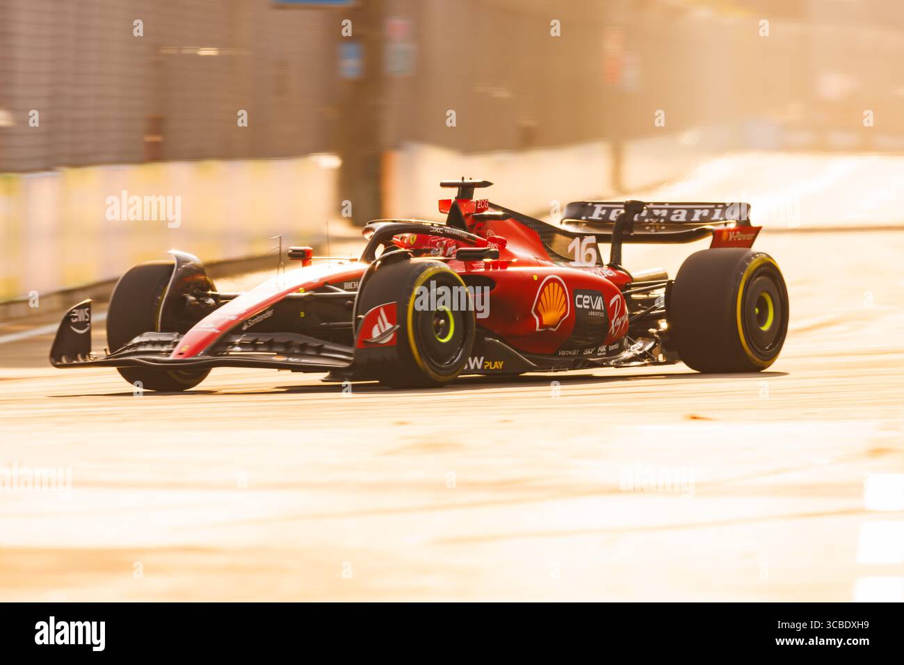16 settembre 2023, Singapore, Singapore: Charles Leclerc di Monaco guida la (16) Ferrari SF-23 durante le prove finali in vista del Gran Premio di F1 di Singapore al Marina Bay Street Circuit. (Immagine di credito: © George Hitchens/SOPA Images via ZUMA Press Wire) Foto Stock