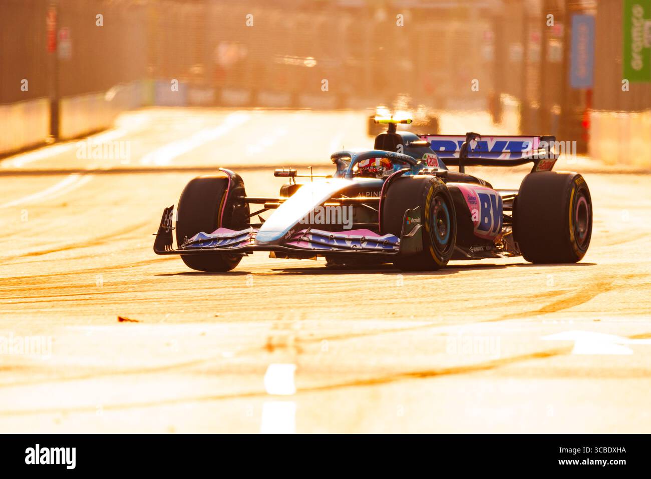 16 settembre 2023, Singapore, Singapore: Pierre Gasly di Francia guida la (10) Alpine A523 Renault durante le prove finali davanti al Gran Premio di F1 di Singapore sul circuito di Marina Bay Street. (Immagine di credito: © George Hitchens/SOPA Images via ZUMA Press Wire) Foto Stock