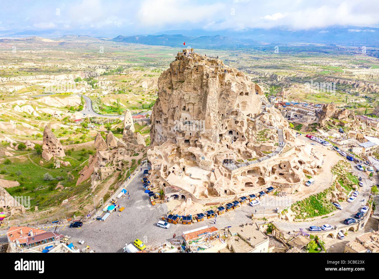 Vista aerea dal drone del castello di Uchisar in Cappadocia, Turchia. Foto Stock