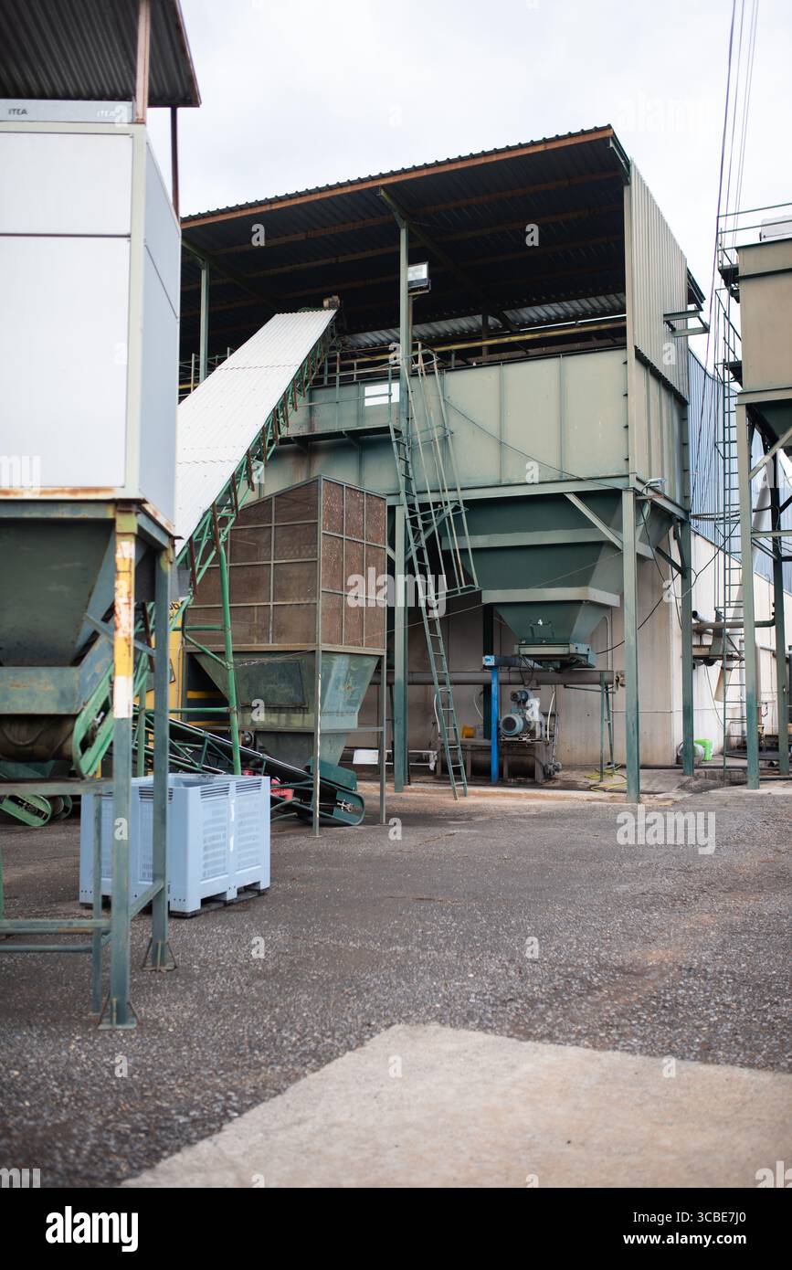 Almeria, Spagna - 25 maggio 2025: Il sito industriale dispone di macchinari e attrezzature di grandi dimensioni, con strutture metalliche e sistemi di trasporto per la produzione op Foto Stock