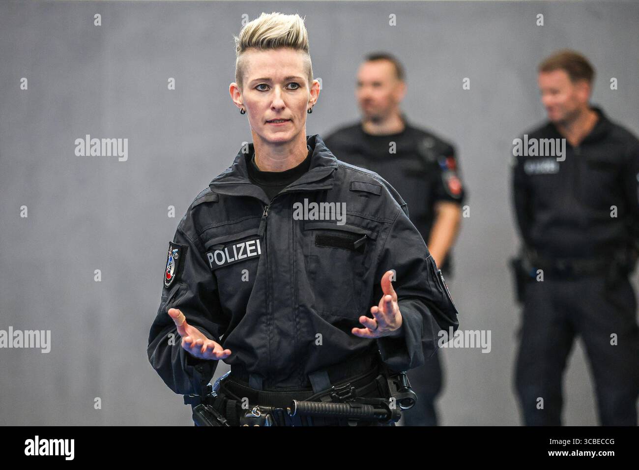 Niedersächsische Innenministerin Daniela Behrens besucht das neues Trainingszentrum der Polizeidirektion Lüneburg und Beobachtung ein systemischen Einsatztrainings Trainingszentrum, Polizeidirektion Lüneburg: Die Polizeitrainerin Polizeioberkomsystemarin erläutert die Einsatzübung Lüneburg Trainingszentrum, Polizeidirektion Lüneburg: Die Polizeidirekti Niederszentrum Niedersachin Centro di addestramento della polizia di Behrens Lüneburg il nuovo servizio di polizia di polizia di servizio di servizio di polizia di servizio di polizia di polizia di polizia Sachen Foto Stock