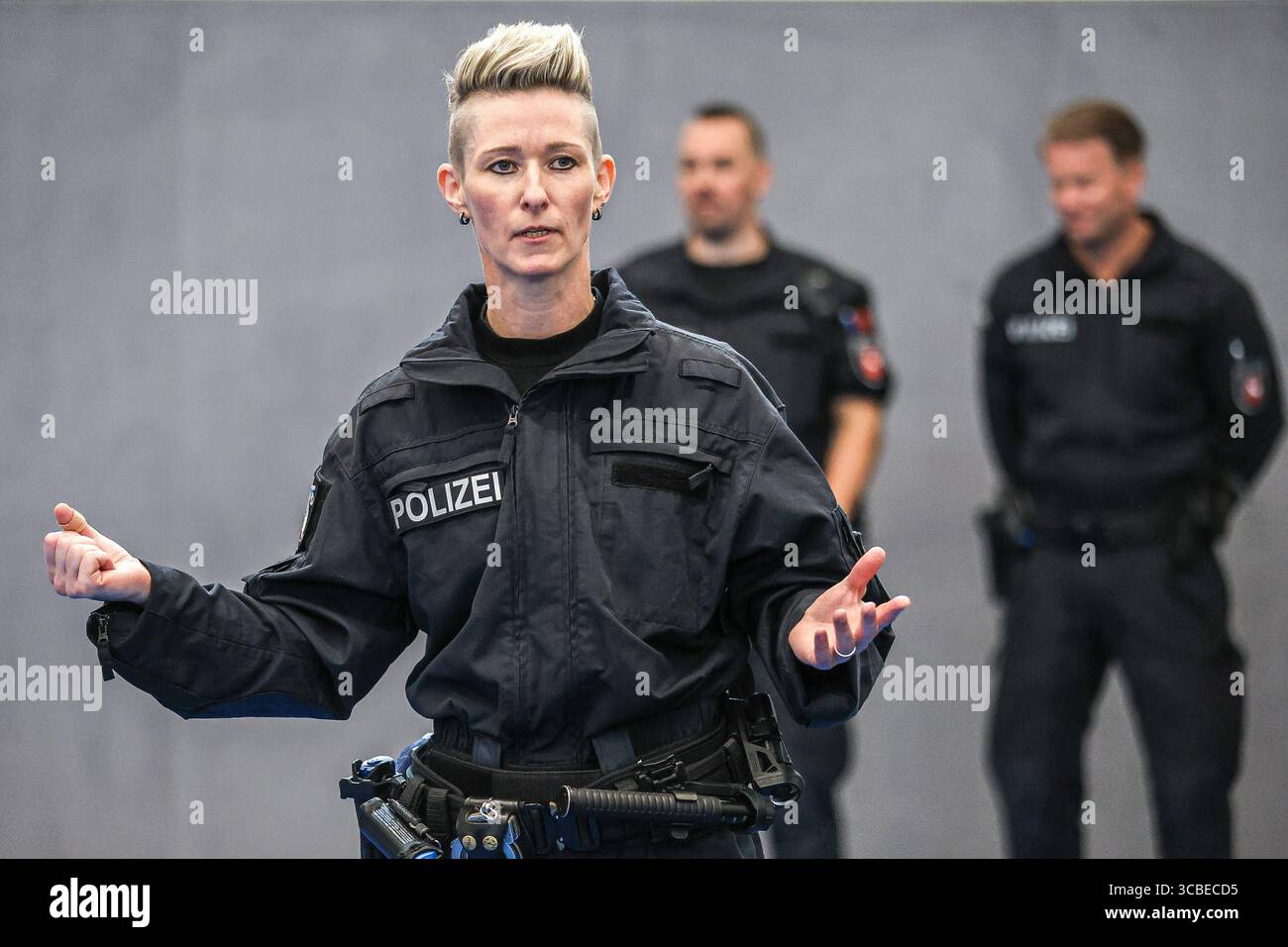 Niedersächsische Innenministerin Daniela Behrens besucht das neues Trainingszentrum der Polizeidirektion Lüneburg und Beobachtung ein systemischen Einsatztrainings Trainingszentrum, Polizeidirektion Lüneburg: Die Polizeitrainerin Polizeioberkomsystemarin erläutert die Einsatzübung Lüneburg Trainingszentrum, Polizeidirektion Lüneburg: Die Polizeidirekti Niederszentrum Niedersachin Centro di addestramento della polizia di Behrens Lüneburg il nuovo servizio di polizia di polizia di servizio di servizio di polizia di servizio di polizia di polizia di polizia Sachen Foto Stock