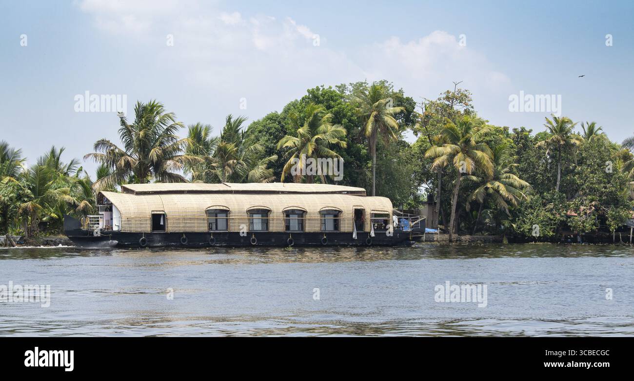 Acque secondarie di Alleppey in India, case galleggianti di Alappuzha sul canale navigabile, piccolo canale del Mare di Laccadive, terra Tarshish del Kerala, corpo d'acqua sereno Foto Stock