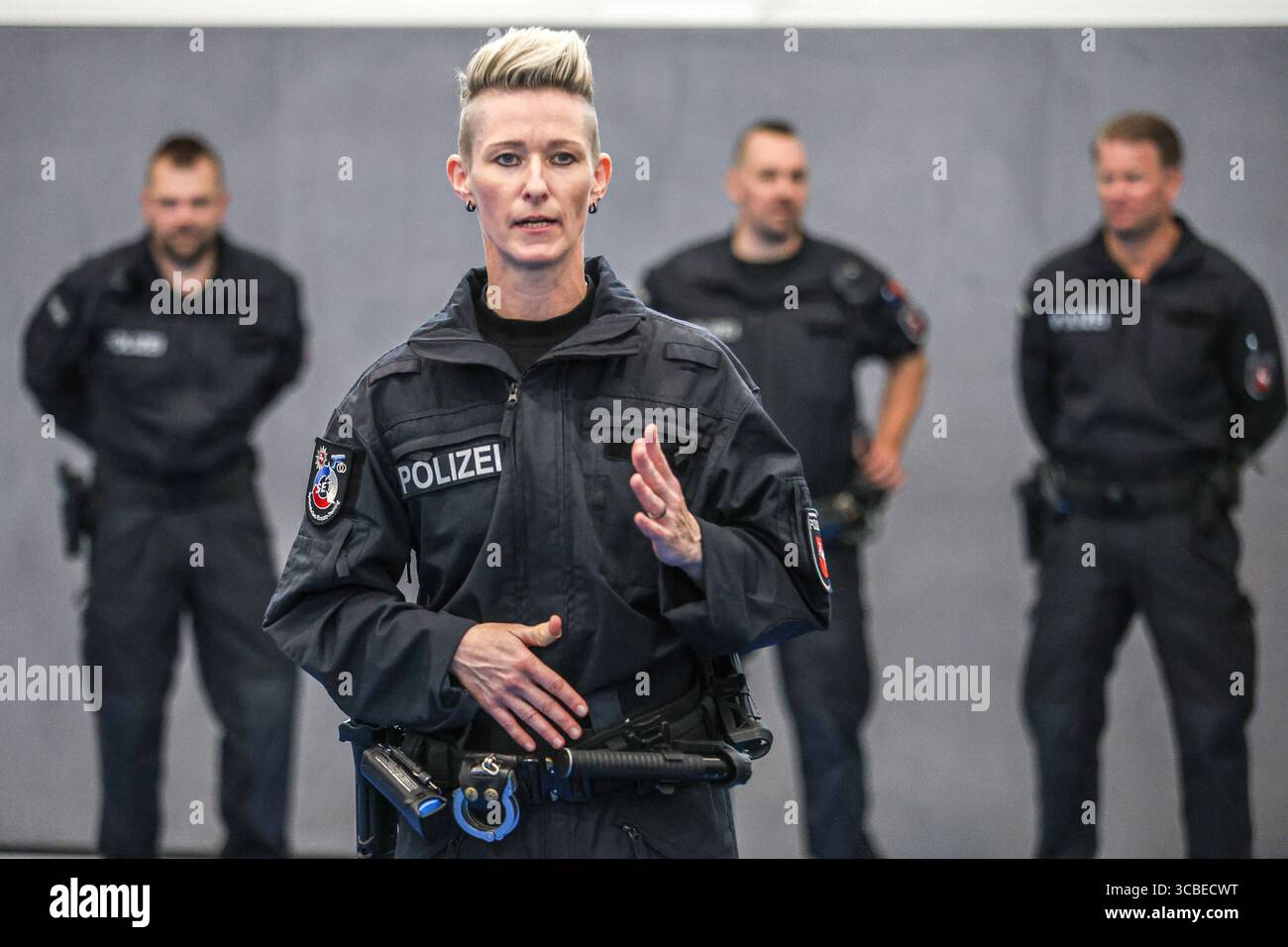 Niedersächsische Innenministerin Daniela Behrens besucht das neues Trainingszentrum der Polizeidirektion Lüneburg und Beobachtung ein systemischen Einsatztrainings Trainingszentrum, Polizeidirektion Lüneburg: Die Polizeitrainerin Polizeioberkomsystemarin erläutert die Einsatzübung Lüneburg Trainingszentrum, Polizeidirektion Lüneburg: Die Polizeidirekti Niederszentrum Niedersachin Centro di addestramento della polizia di Behrens Lüneburg il nuovo servizio di polizia di polizia di servizio di servizio di polizia di servizio di polizia di polizia di polizia Sachen Foto Stock