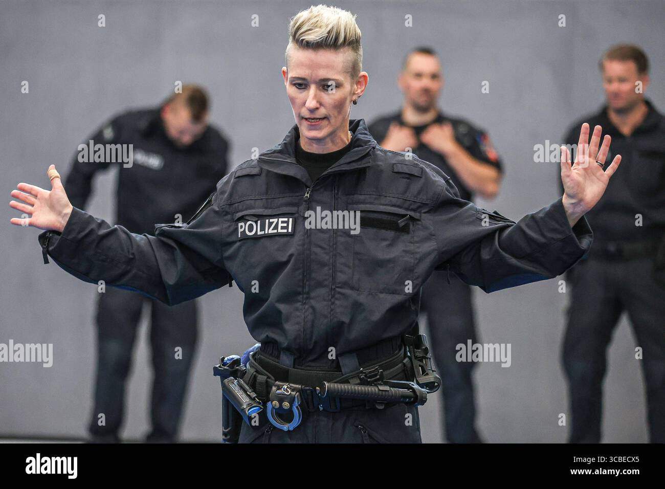 Niedersächsische Innenministerin Daniela Behrens besucht das neues Trainingszentrum der Polizeidirektion Lüneburg und Beobachtung ein systemischen Einsatztrainings Trainingszentrum, Polizeidirektion Lüneburg: Die Polizeitrainerin Polizeioberkomsystemarin erläutert die Einsatzübung Lüneburg Trainingszentrum, Polizeidirektion Lüneburg: Die Polizeidirekti Niederszentrum Niedersachin Centro di addestramento della polizia di Behrens Lüneburg il nuovo servizio di polizia di polizia di servizio di servizio di polizia di servizio di polizia di polizia di polizia Sachen Foto Stock
