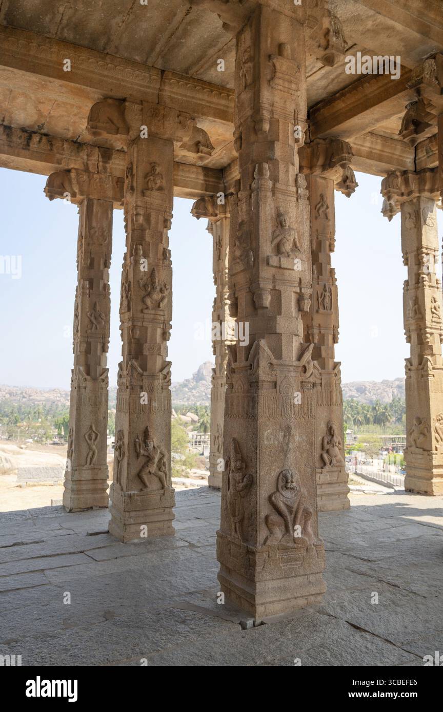 Tempio indù a Hampi, divinità scolpite nella colonna di massi, storia e religione dell'India, rovina dell'Impero Vijayanagara Foto Stock