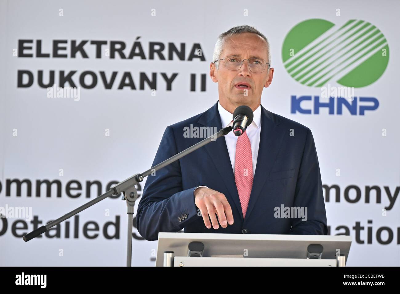 Dukovany, Repubblica Ceca. 8 agosto 2025. Tomas Pleskac, direttore della divisione CEZ New Energy, parla all'inizio cerimoniale di studi geotecnici per il progetto di una nuova fonte di nuvole nella centrale nucleare di Dukovany, a Dukovany, Repubblica Ceca, l'8 agosto 2025. Crediti: Lubos Pavlicek/CTK Photo/Alamy Live News Foto Stock