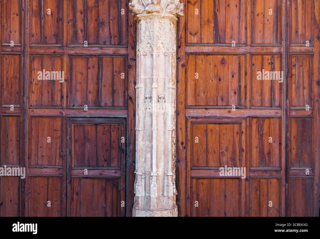 Antica porta con una colonna di pietra al centro. Foto Stock