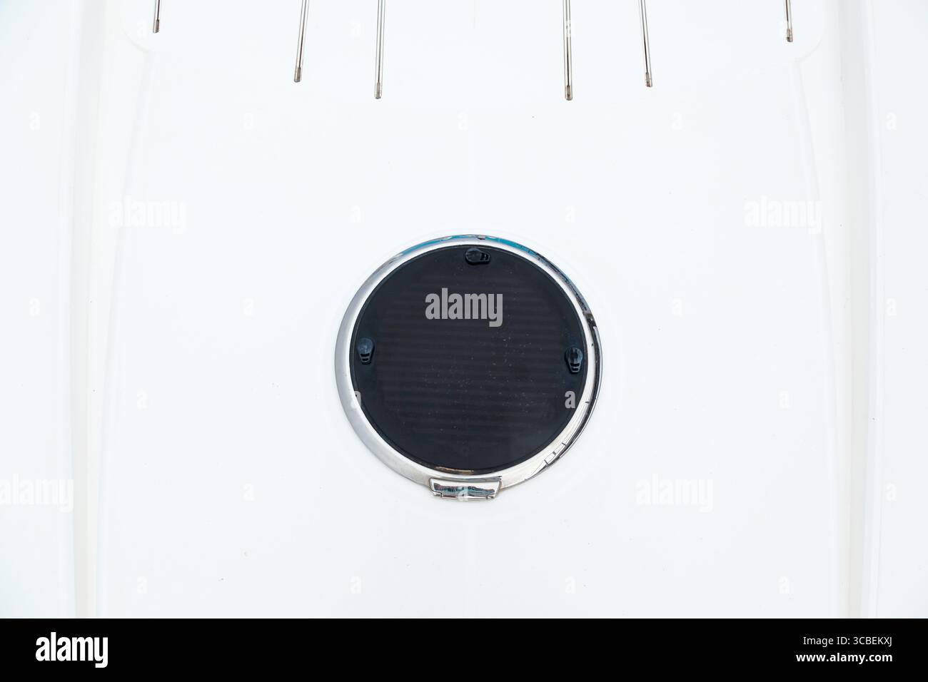 Portello quadrato con vetro di plastica nero sul ponte bianco di uno yacht a vela. Foto Stock