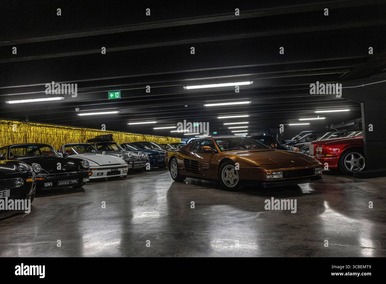 Garage per auto d'epoca duke of london a londra, inghilterra, regno unito, che espone automobili d'epoca e da collezione in un elegante ambiente retrò. Foto Stock