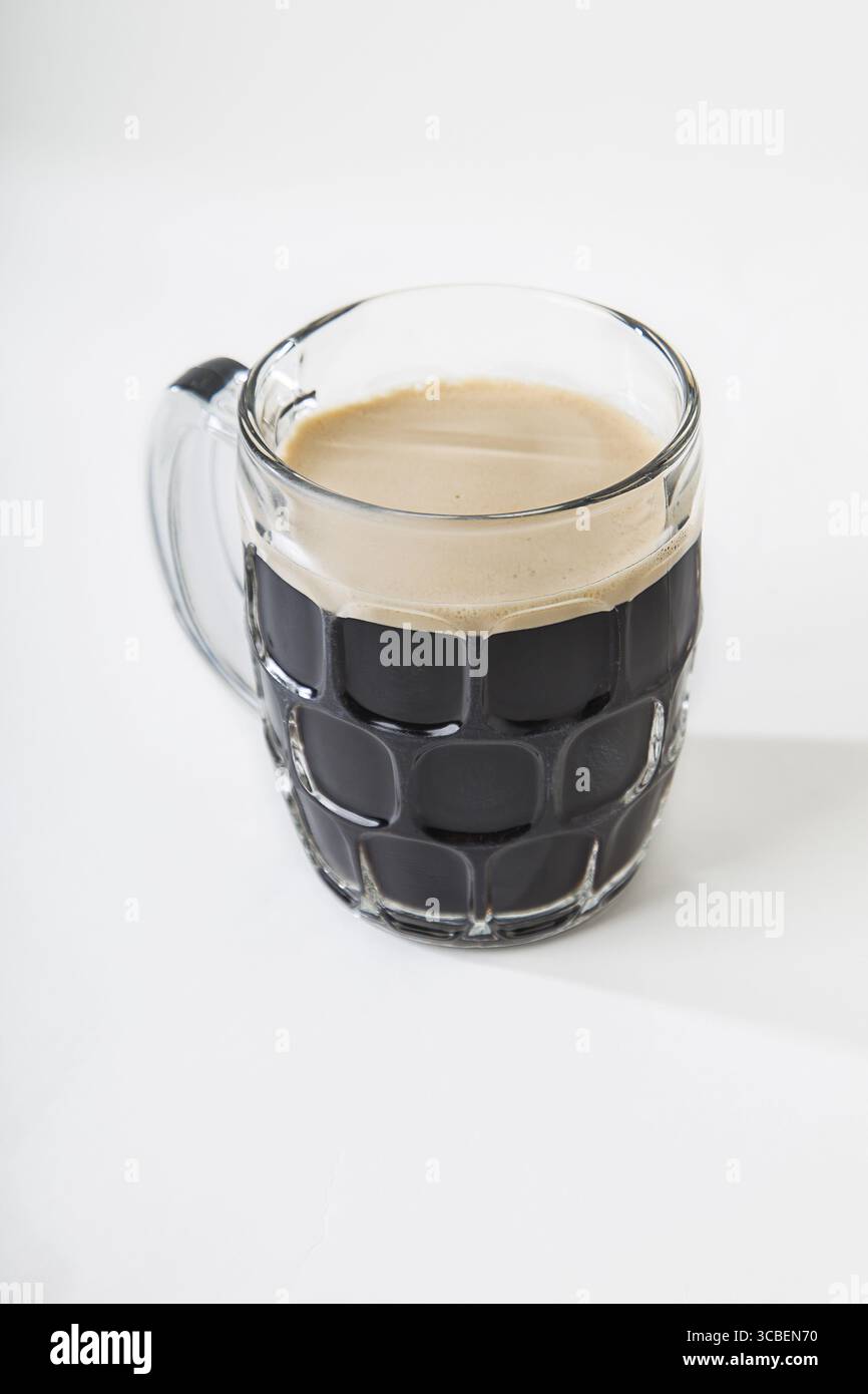 Stout birra nera in una tazza Foto Stock