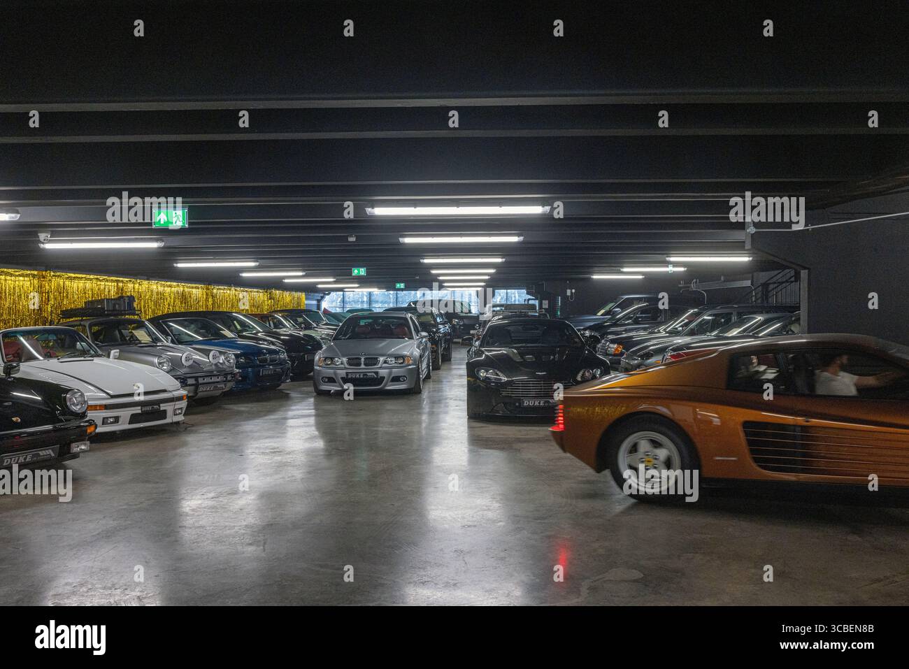 Garage per auto d'epoca duke of london a londra, inghilterra, regno unito, che espone automobili d'epoca e da collezione in un elegante ambiente retrò. Foto Stock