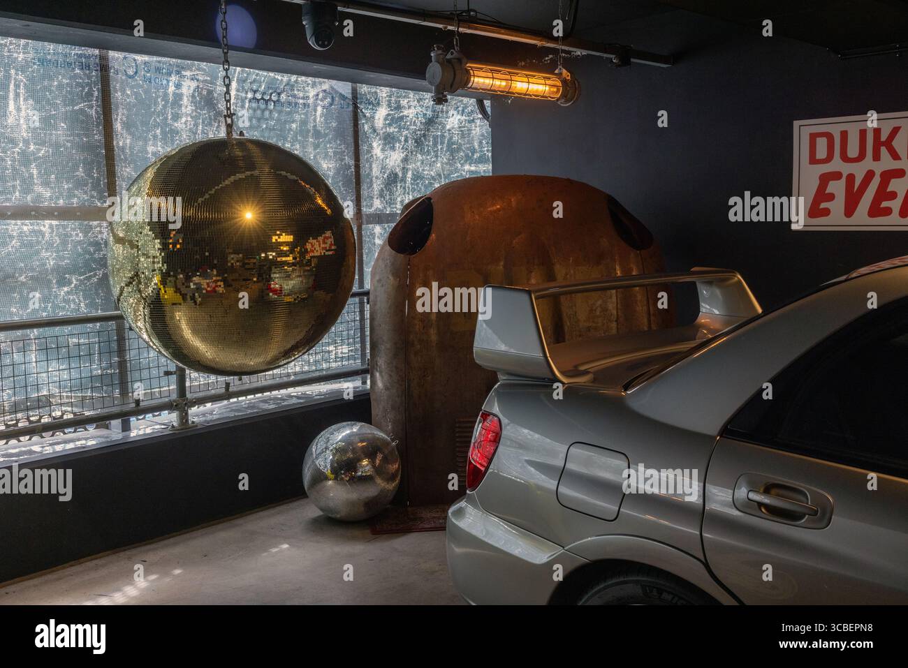 Garage per auto d'epoca duke of london a londra, inghilterra, regno unito, che espone automobili d'epoca e da collezione in un elegante ambiente retrò. Foto Stock