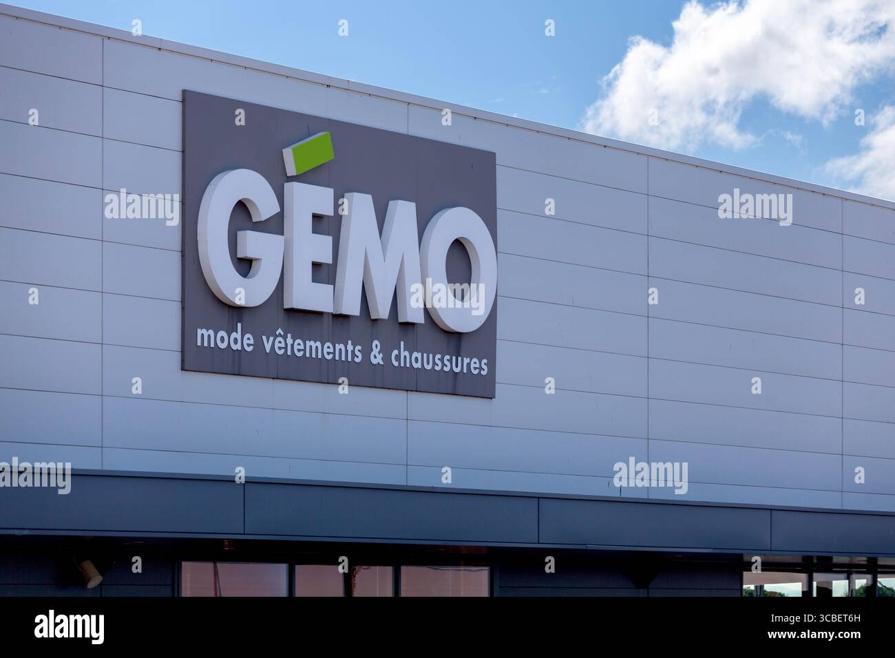 Saint-Martin-des-Champs, Francia - 24 agosto 2022: Firma di Gémo, un marchio francese di scarpe e abbigliamento low-cost, creato nel 1991. Foto Stock