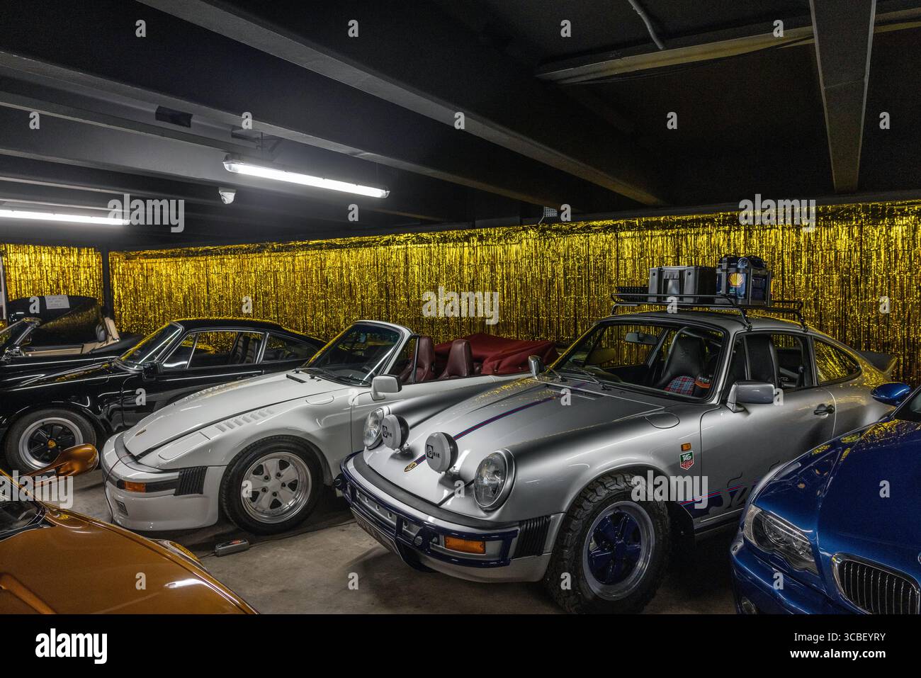 Il garage duke of london per auto d'epoca a londra, inghilterra, regno unito, che espone automobili d'epoca con la Porsche 911 Safari del 1987. Foto Stock