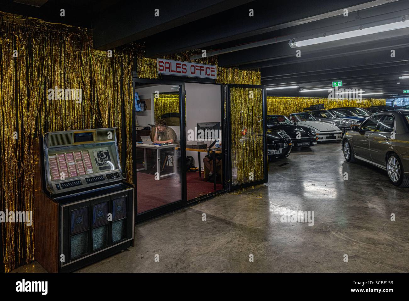 Garage per auto d'epoca duke of london a londra, inghilterra, regno unito, che espone automobili d'epoca e da collezione in un elegante ambiente retrò. Foto Stock