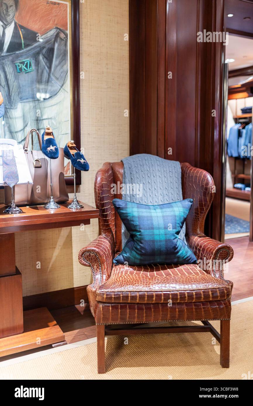 Londra, Regno Unito, 23 novembre 2025, interni lussuosi del negozio Ralph Lauren con poltrona in pelle goffrata di coccodrillo, cuscino a quadri, lancio a filo, uomo Foto Stock