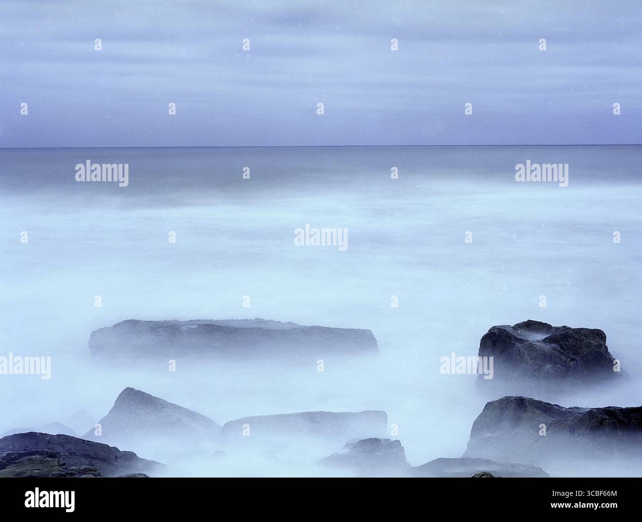 lunga esposizione del mare con rocce. Foto Stock