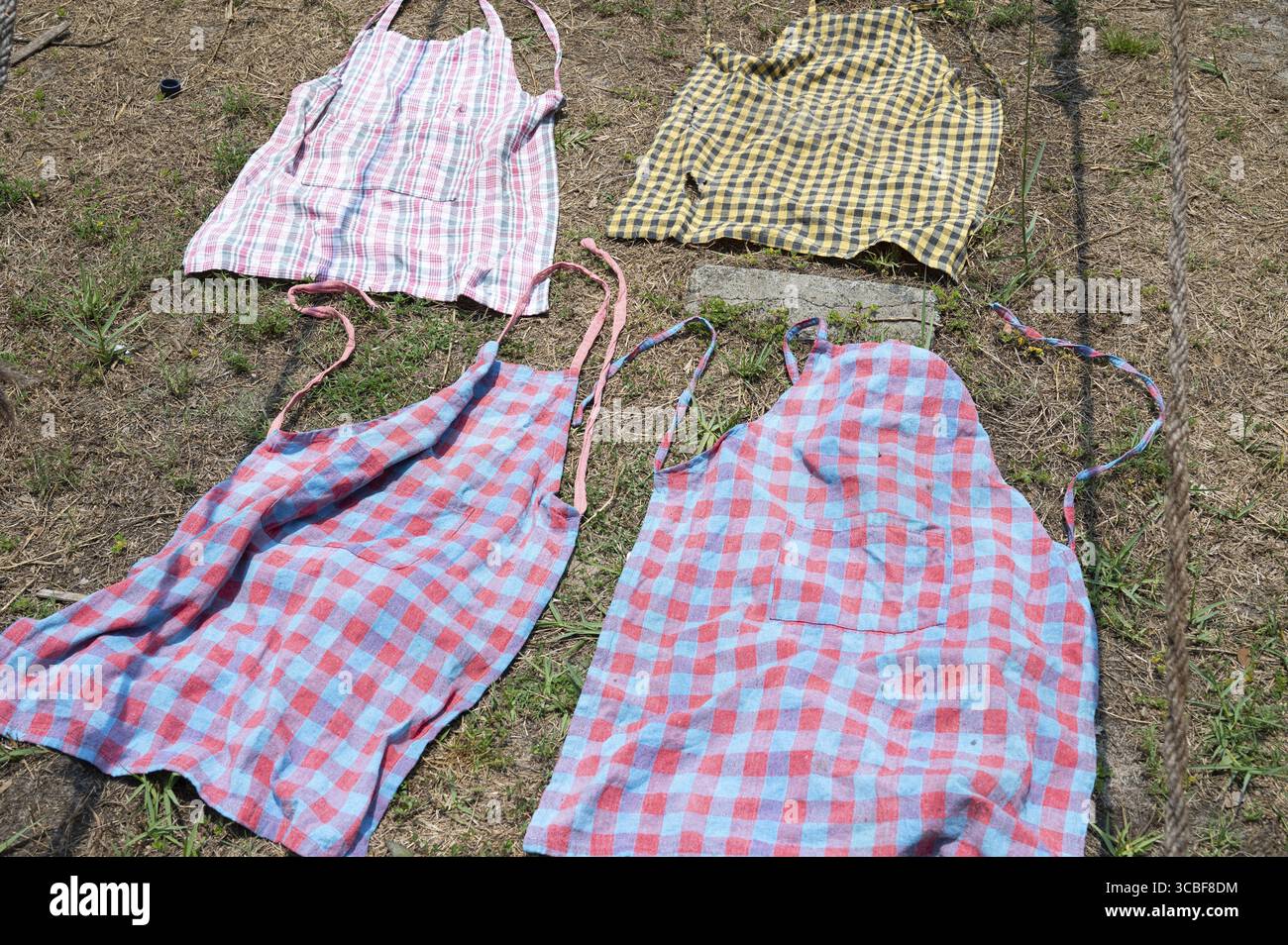 Vestiti distesi sul marciapiede per asciugare, lo stile di vita e la cultura dell'India, lavanderia dhobi ghat a Kochi, Asia Foto Stock