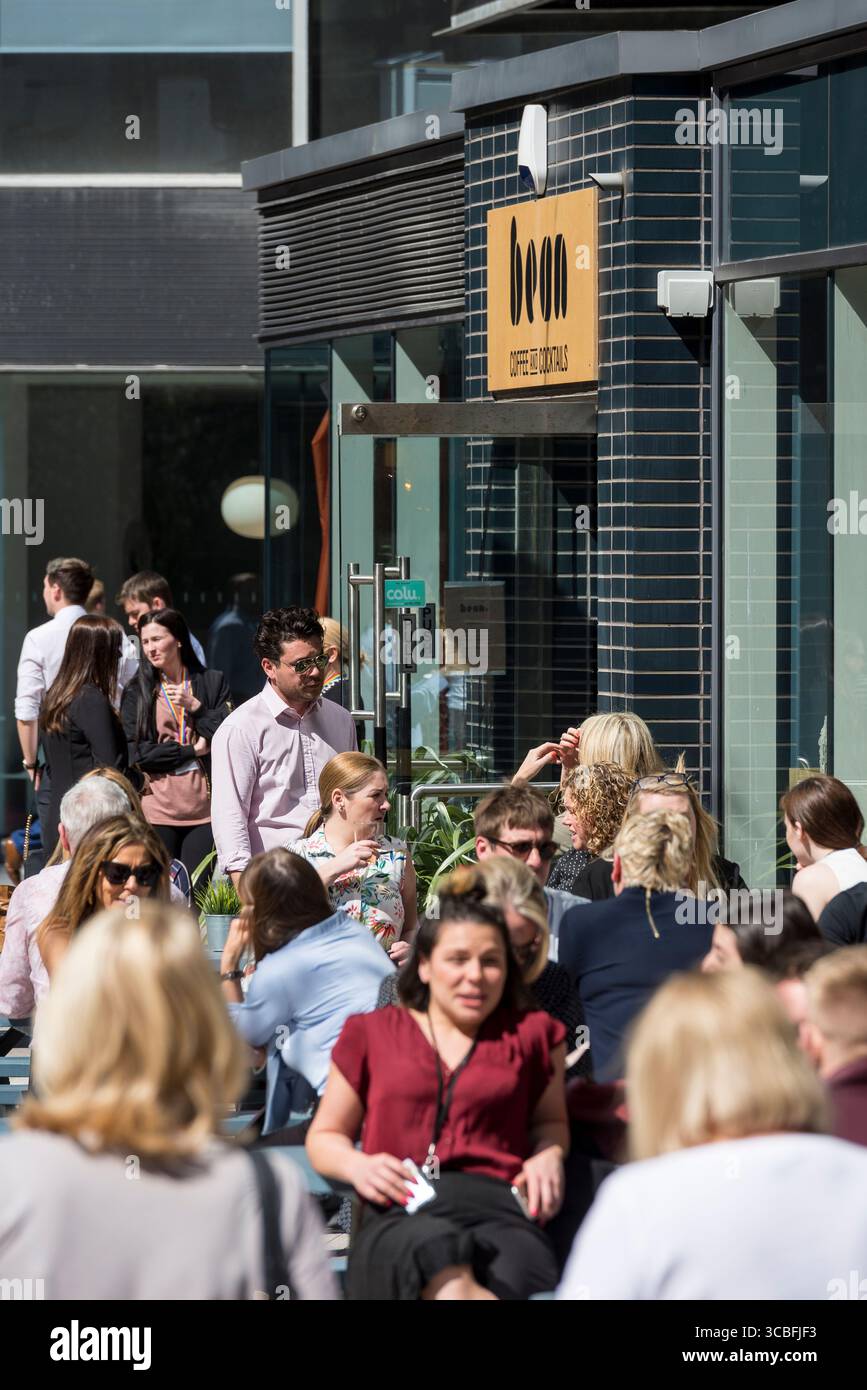 Lavoratori in ufficio che si godono una pausa pranzo presso posti a sedere all'aperto di Bean Coffee e cocktail, nel centro di Liverpool, Inghilterra, Regno Unito. Foto Stock