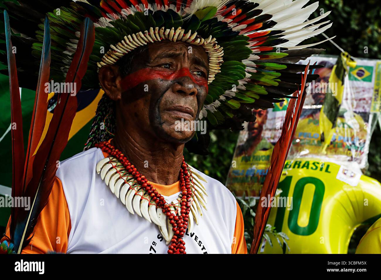 30 dicembre 2022, San Paolo, Brasile: Indigenou Akazu-Y della tribù Tabajara Tabepa diventa emozionale di fronte all'Albert Einstein Hospital durante l'onore della stella del calcio brasiliano Pele, a San Paolo. Edson Arantes do Nascimento, noto al mondo come Pele, è morto all'ospedale giovedì all'età di 82 anni. (Immagine di credito: © Marcelo Chello/ZUMA Press Wire) Foto Stock
