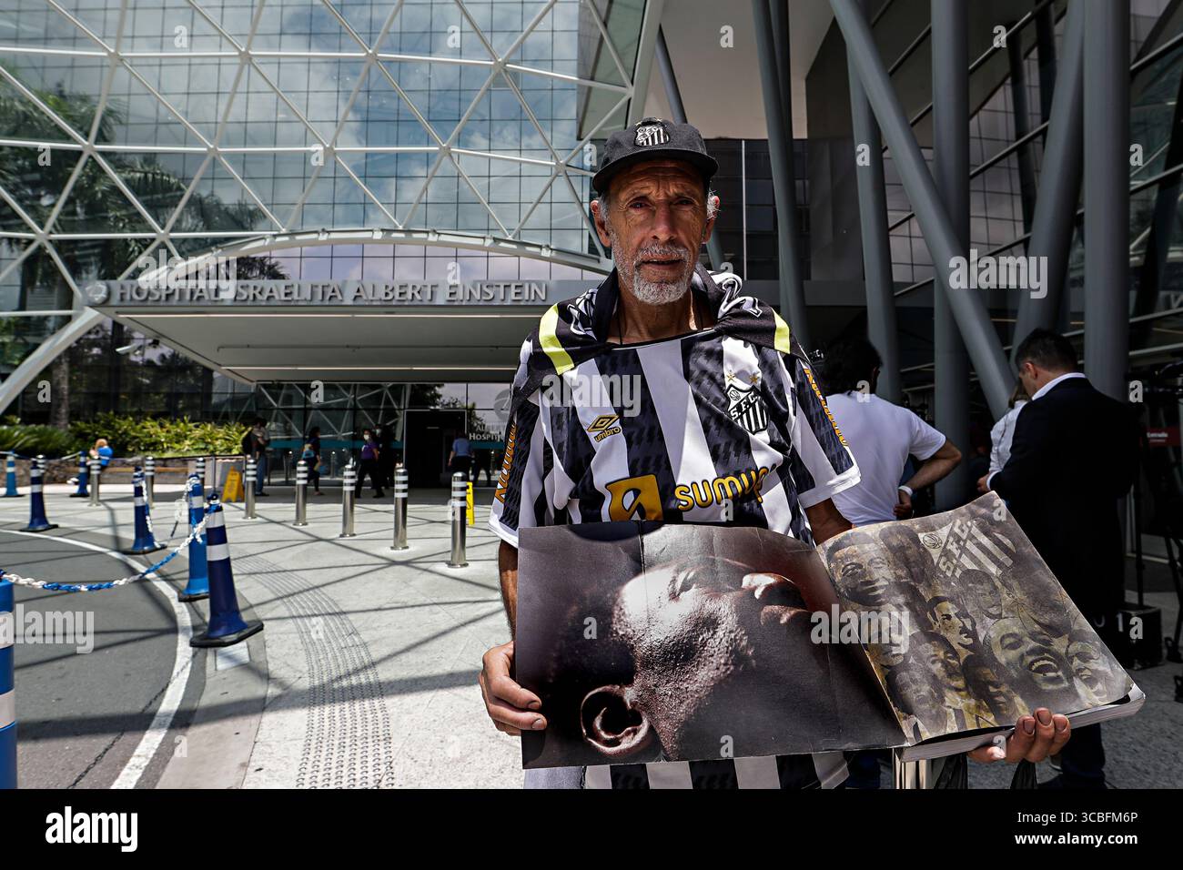 30 dicembre 2022, San Paolo, SP, Brasile: Miltonlino Souza, un fan di Pele, con in mano un libro fotografico con la sua immagine davanti all'Albert Einstein Hospital durante la celebrazione della star del calcio brasiliano, a San Paolo, Brasile, venerdì 30 dicembre, 2022. Edson Arantes do Nascimento, noto al mondo come Pele, è morto in ospedale giovedì all'età di 82 anni. (Immagine di credito: © Marcelo Chello/ZUMA Press Wire) Foto Stock