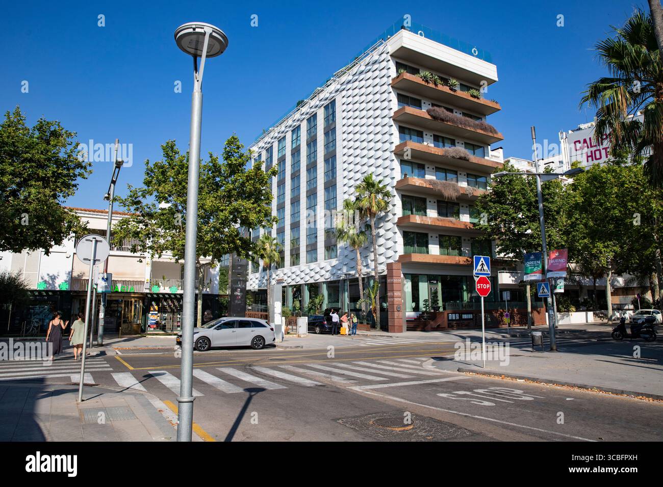 Paesaggio urbano con un passaggio pedonale e un hotel. Hotel moderno in una strada trafficata di Sitges, Spagna 30.06.2025 Foto Stock
