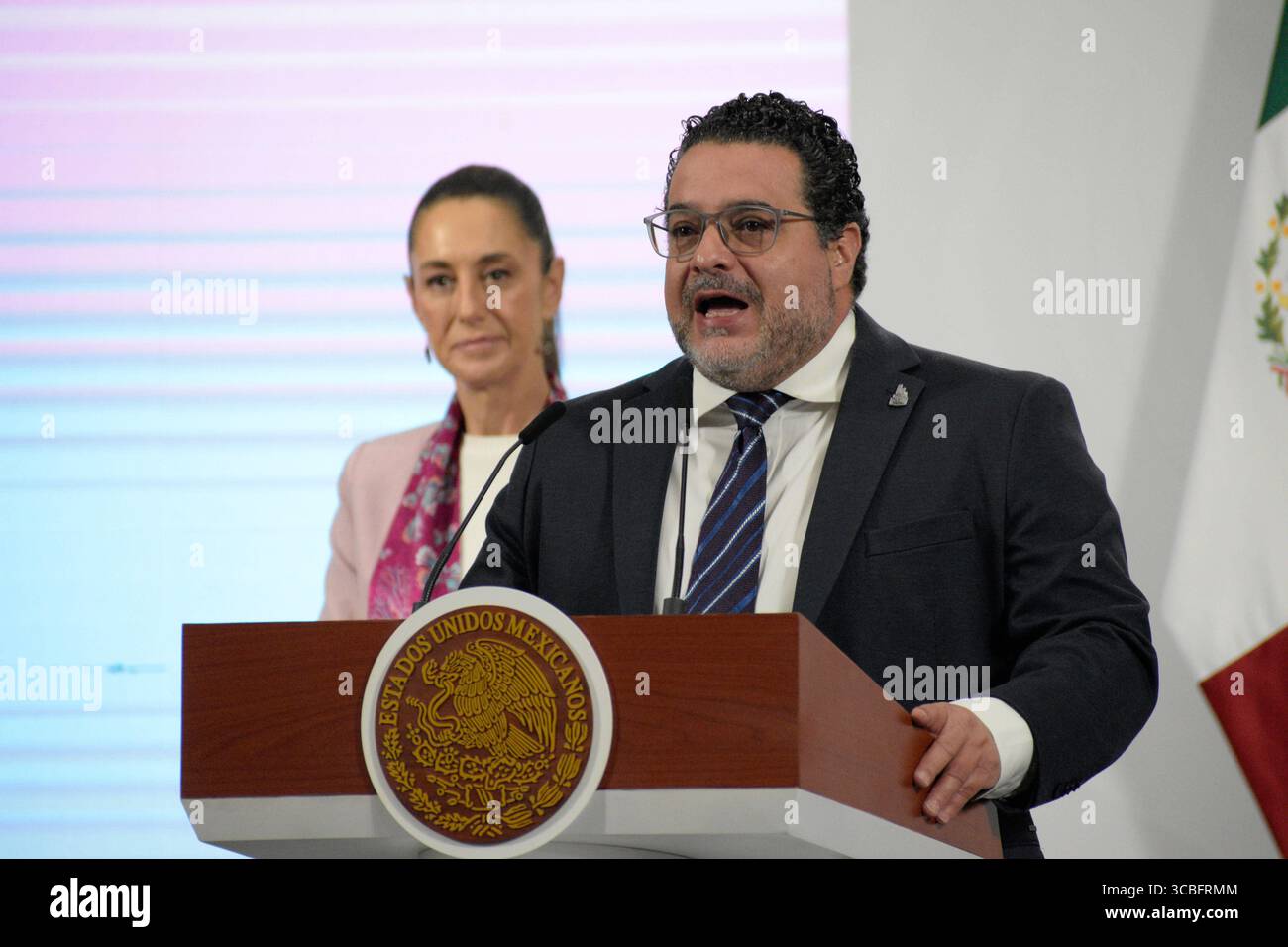 Il presidente di Mexicos Claudia Sheinbaum detiene il Briefing Artifibras CEO David Martinez Gomez Tagle parla durante un briefing sugli investimenti di 12 miliardi di pesos in aziende farmaceutiche nell'ambito di Plan Mexico, al Palazzo Nazionale. Il 7 agosto 2025 a città del Messico, Messico. Città del Messico Messico Messico Copyright: XLuisxBarronx Foto Stock