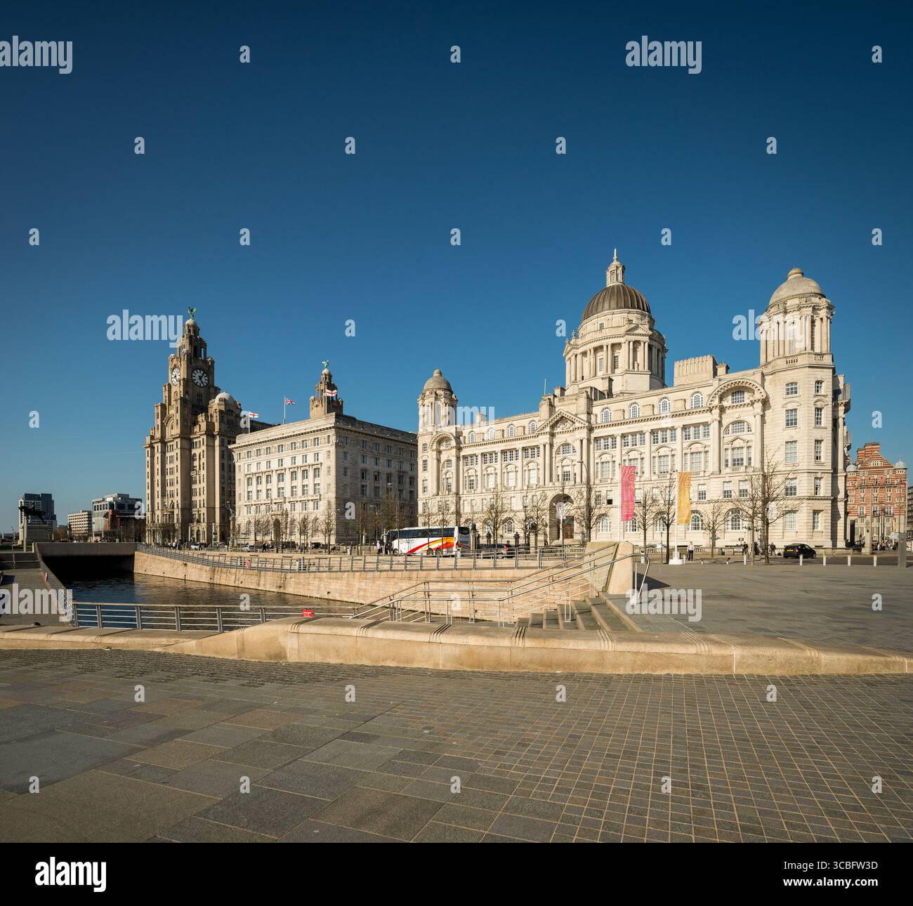 Le tre Grazie sul lungomare di Liverpool, patrimonio dell'umanità dell'UNESCO: Royal Liver Building, Cunard Building e Port of Liverpool Building, Pier Head, Merseyside Foto Stock