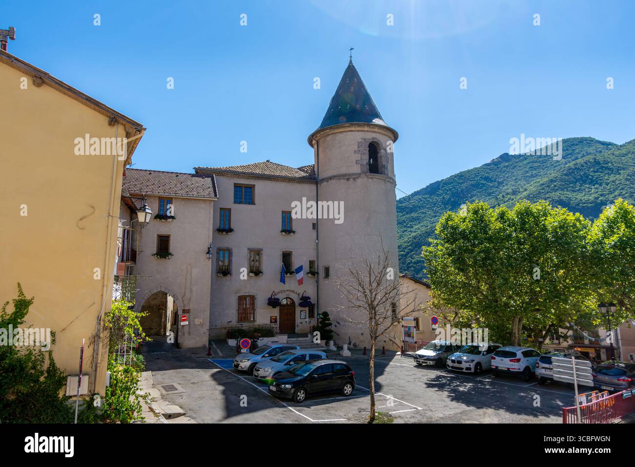 Vista esterna del municipio di Veynes, Francia, un comune francese situato nel dipartimento delle alte Alpi, nella regione Provenza-Alpi-Côte Azzurra Foto Stock
