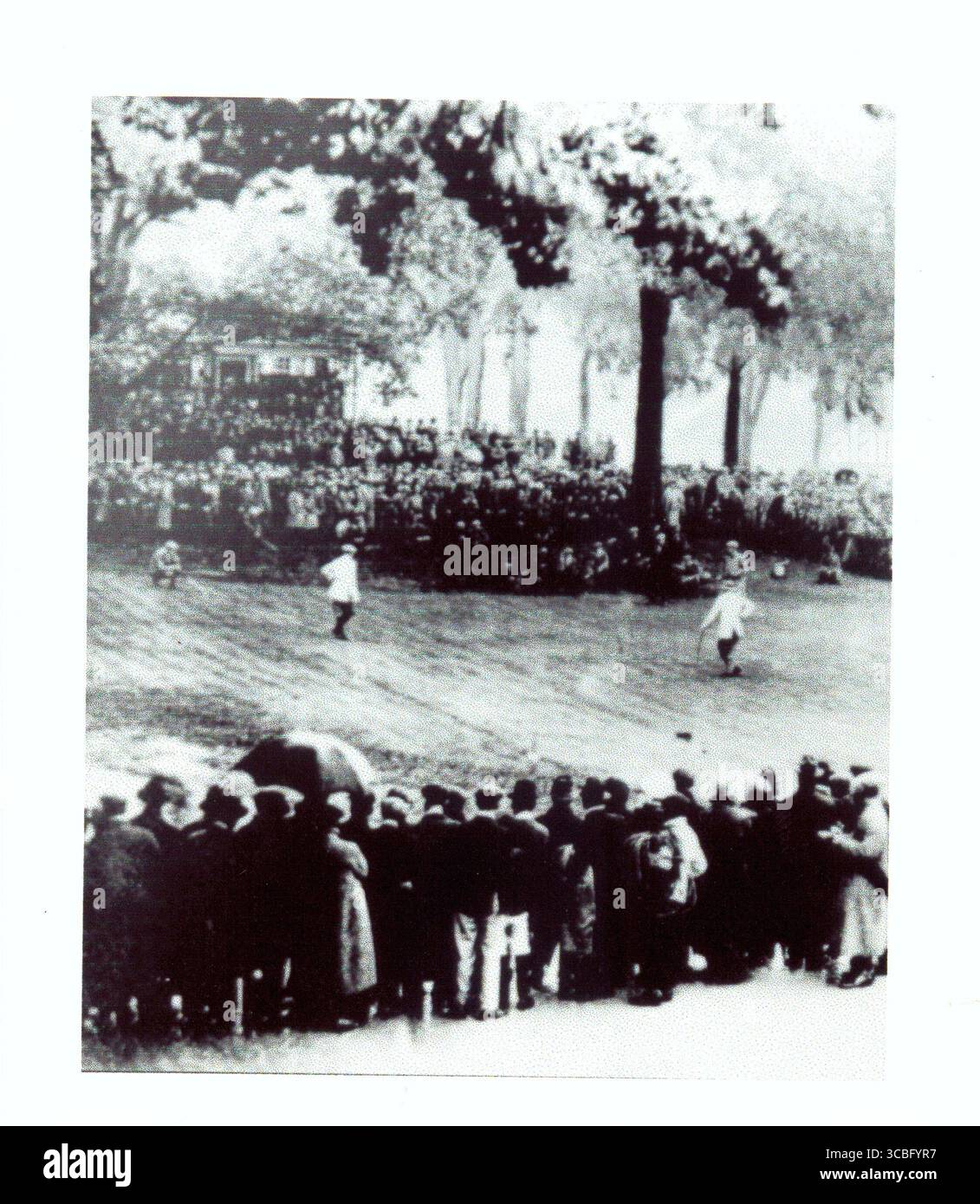 Francis Quimet sull'ultimo green dell'USGA Open 1913 Francis Ouimet (8 maggio 1893 – 2 settembre 1967) è stato un golfista amatoriale statunitense pionieristico la cui storica vittoria all'US Open 1913 ha contribuito a trasformare il golf da passatempo d'élite in uno sport molto popolare negli Stati Uniti. 1913 U.S. Open Champion (The Country Club, Brookline): Sconfisse le leggende britanniche Harry Vardon e Ted Ray in un playoff a 18 buche. Appena 20 anni e un caddie locale, la vittoria scioccante di Ouimet ha fatto notizia in prima pagina e ha ispirato un'ondata di interesse per il golf in tutti gli Stati Uniti Foto Stock Francis Quimet sull'ultimo green dell'USGA Open 1913 Francis Ouimet (8 maggio 1893 – 2 settembre 1967) è stato un golfista amatoriale statunitense pionieristico la cui storica vittoria all'US Open 1913 ha contribuito a trasformare il golf da passatempo d'élite in uno sport molto popolare negli Stati Uniti. 1913 U.S. Open Champion (The Country Club, Brookline): Sconfisse le leggende britanniche Harry Vardon e Ted Ray in un playoff a 18 buche. Appena 20 anni e un caddie locale, la vittoria scioccante di Ouimet ha fatto notizia in prima pagina e ha ispirato un'ondata di interesse per il golf in tutti gli Stati Uniti Foto Stock