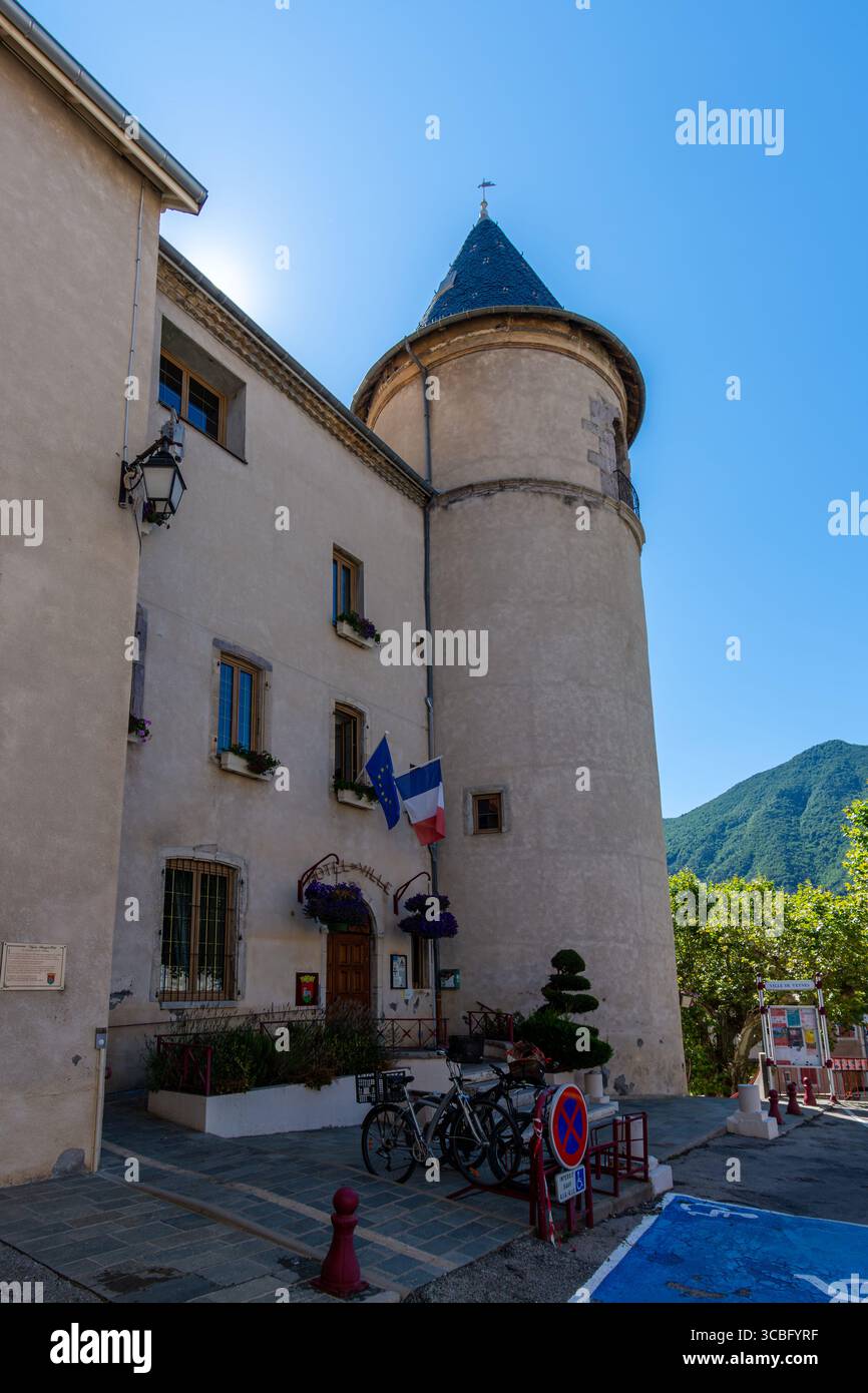 Vista esterna del municipio di Veynes, Francia, un comune francese situato nel dipartimento delle alte Alpi, nella regione Provenza-Alpi-Côte Azzurra Foto Stock