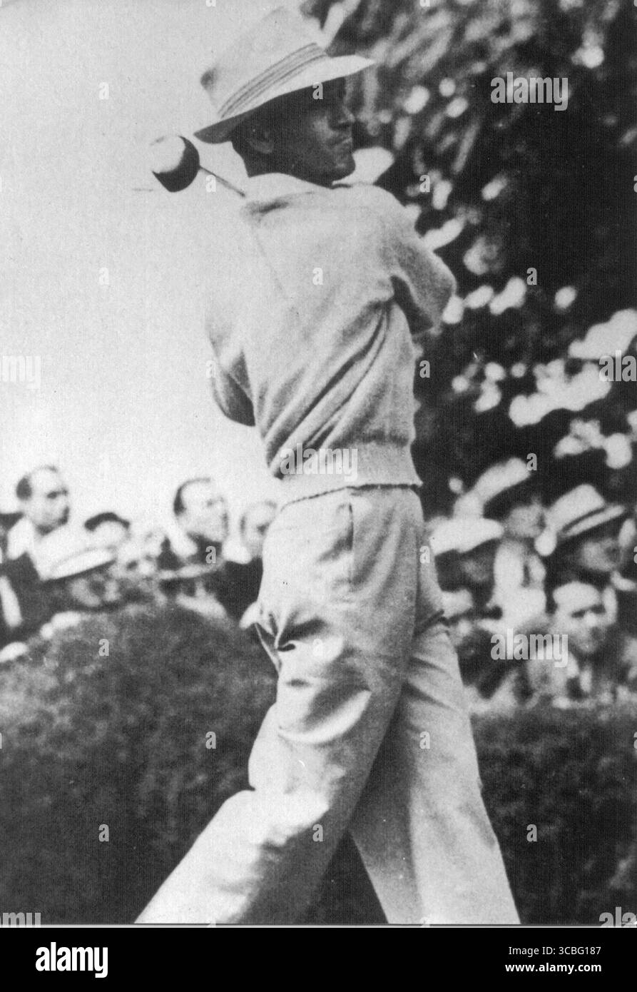 Ben Hogan all'USGA Open Championship 1948 Hogan vinse 9 titoli importanti durante la sua carriera: 4 U.S. Opens 2 Masters Tournaments 2 PGA Championships 1 Open Championship (British Open) noto per il suo leggendario ritorno dopo un incidente automobilistico quasi fatale nel 1949, che molti pensavano avrebbe posto fine alla sua carriera. Invece, è tornato per vincere più major. Famoso per la sua meticolosa routine pratica e le innovazioni nella meccanica dello swing del golf. L’influenza di Hogan è ancora oggi percepita attraverso i suoi libri didattici e il “Hogan swing”, che molti professionisti studiano. Foto Stock